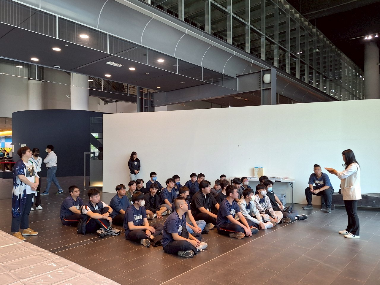 07_參觀新竹241藝術空間當期特展的大合影