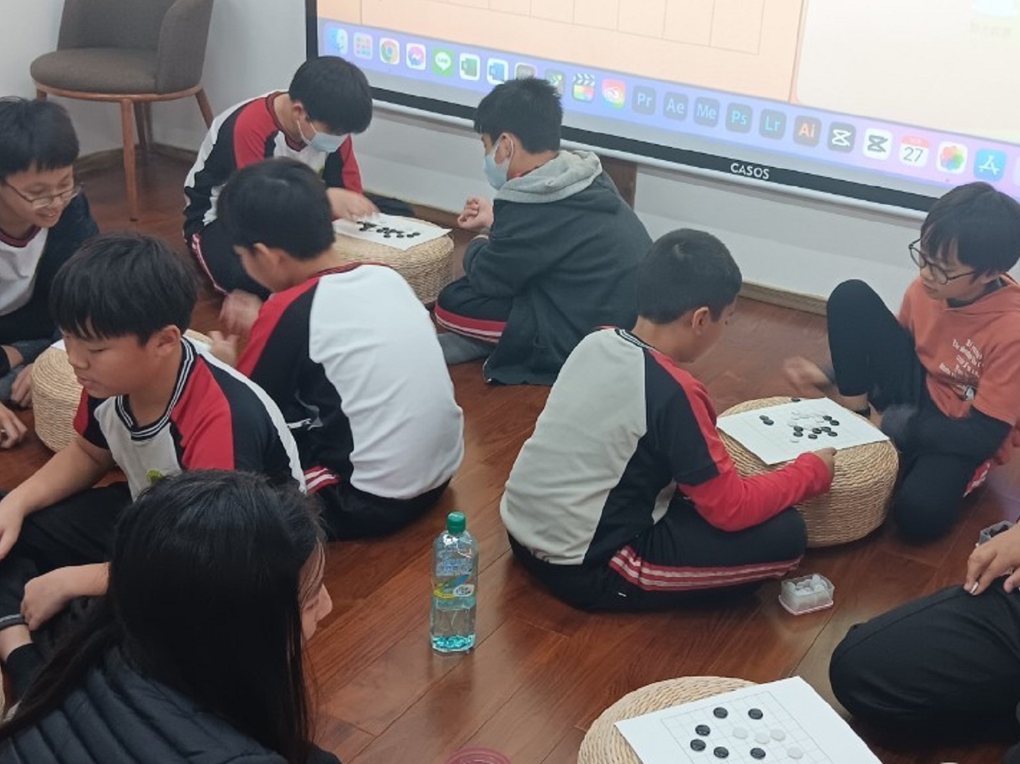 08_參觀新竹241藝術空間，脫下鞋子入展間與作品互動