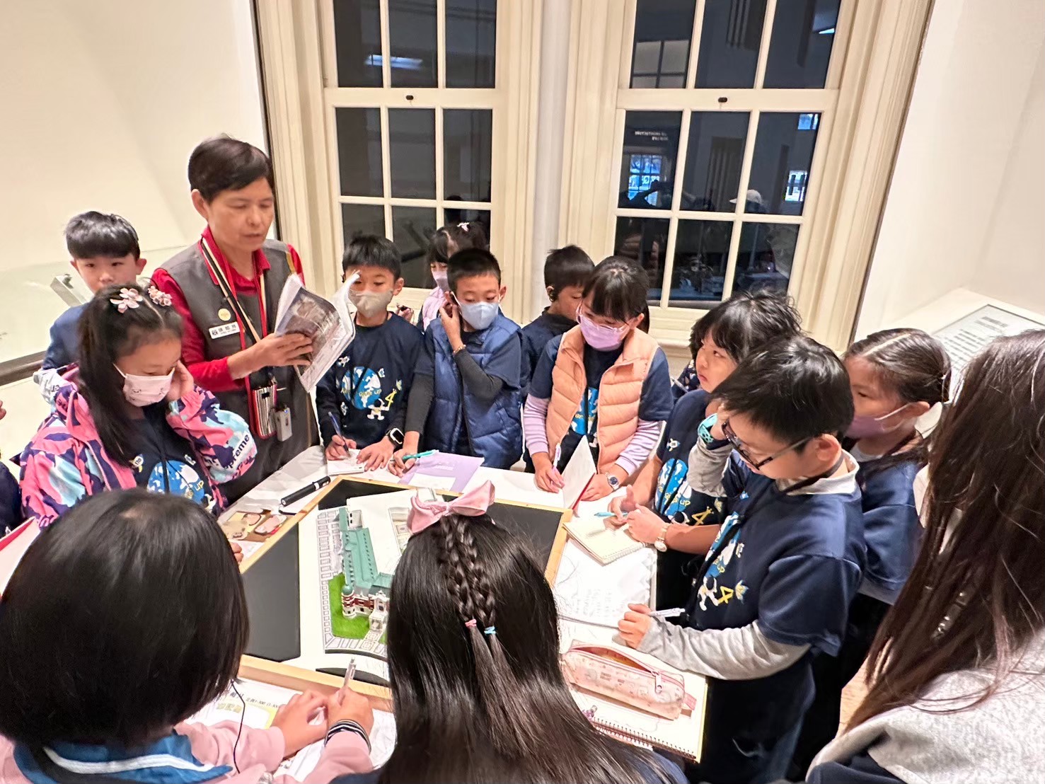 08_參觀新竹241藝術空間，脫下鞋子入展間與作品互動