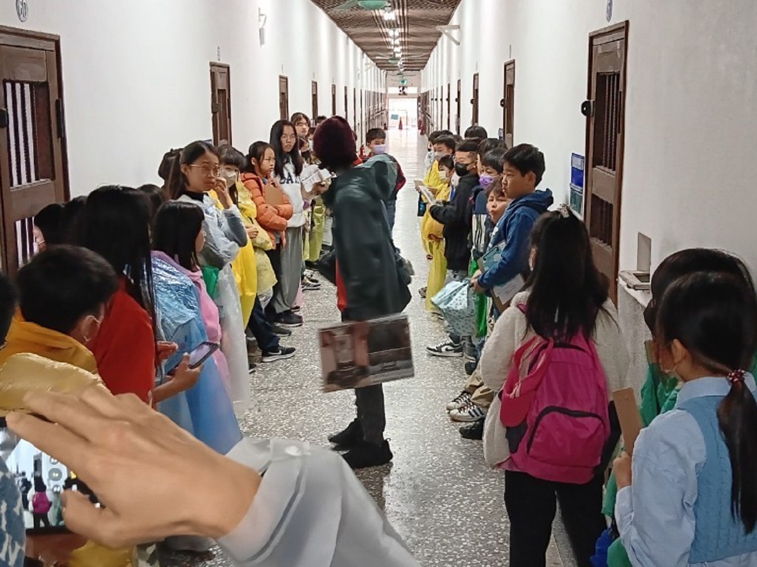 08_參觀新竹241藝術空間，脫下鞋子入展間與作品互動