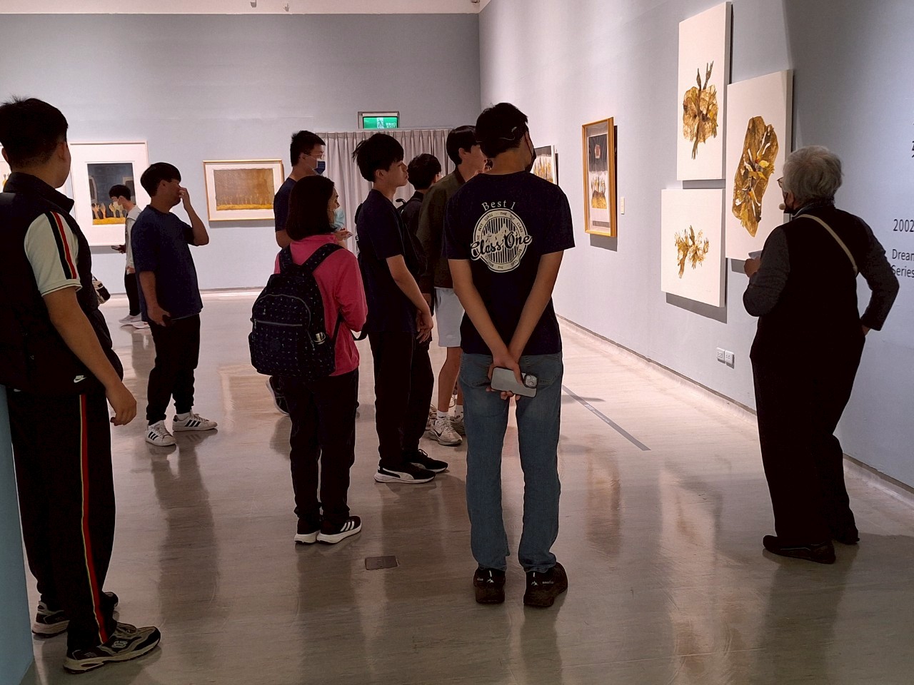 08_參觀新竹241藝術空間，脫下鞋子入展間與作品互動
