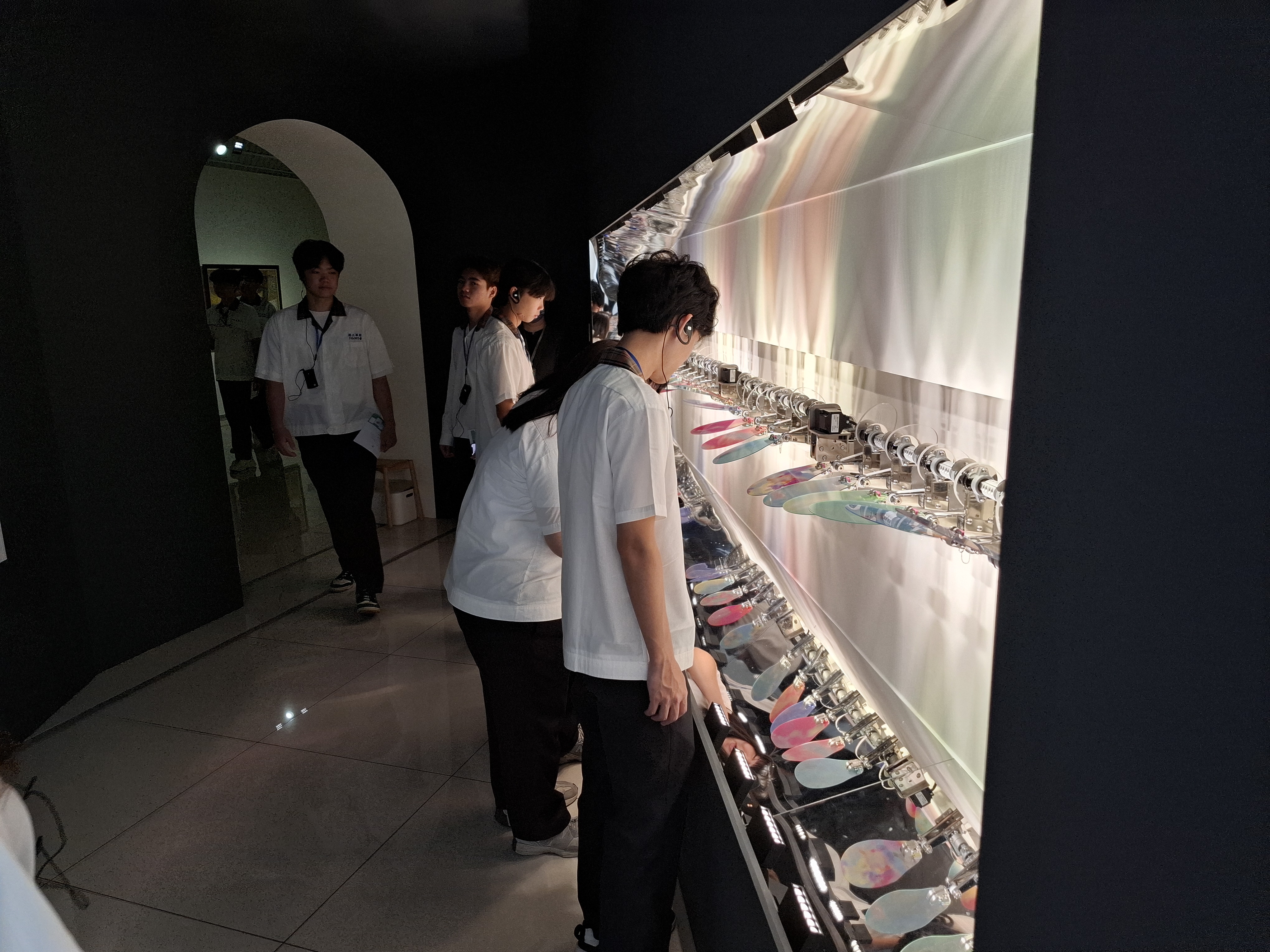 08_參觀新竹241藝術空間，脫下鞋子入展間與作品互動