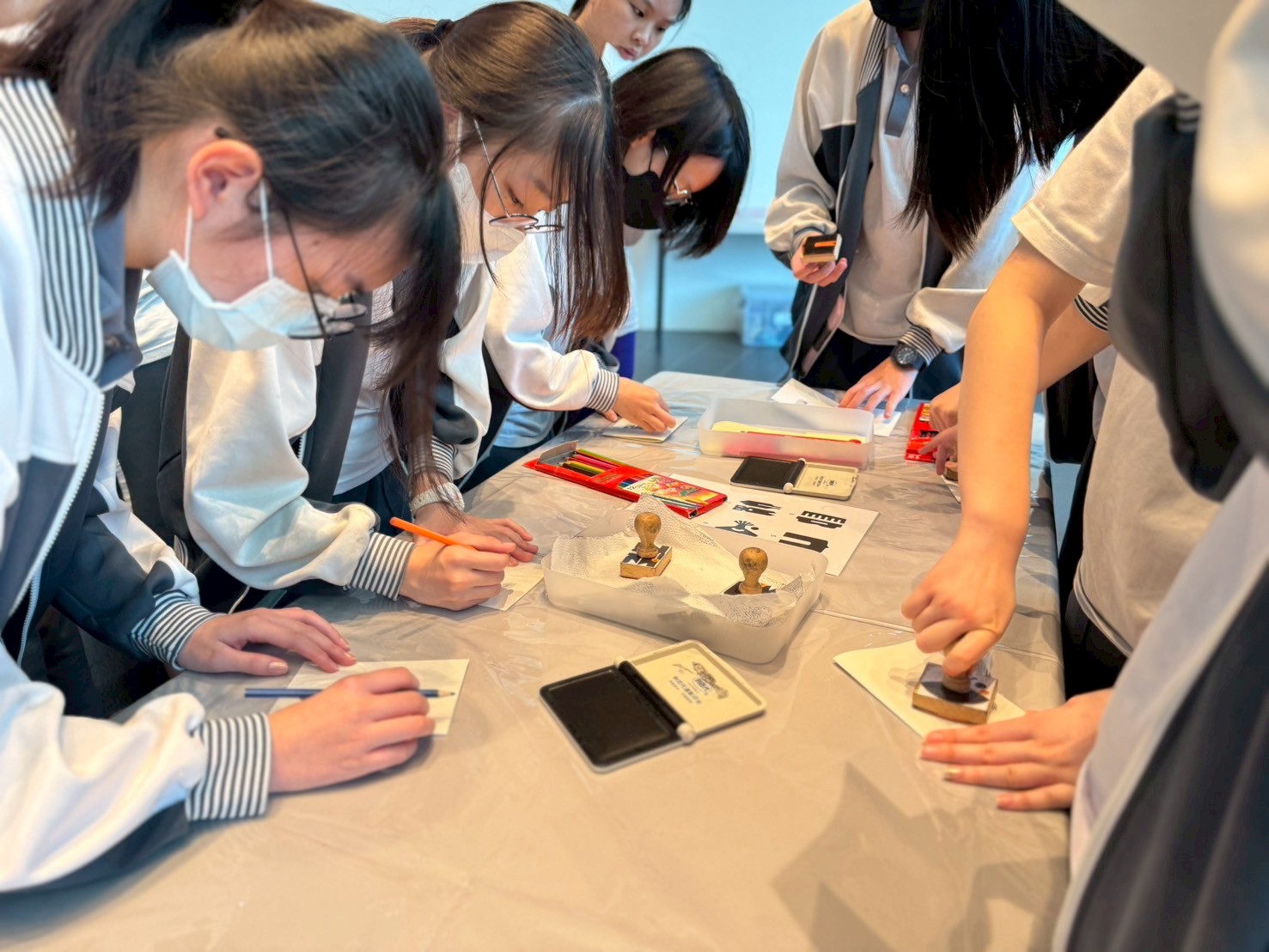 08_參觀新竹241藝術空間，脫下鞋子入展間與作品互動