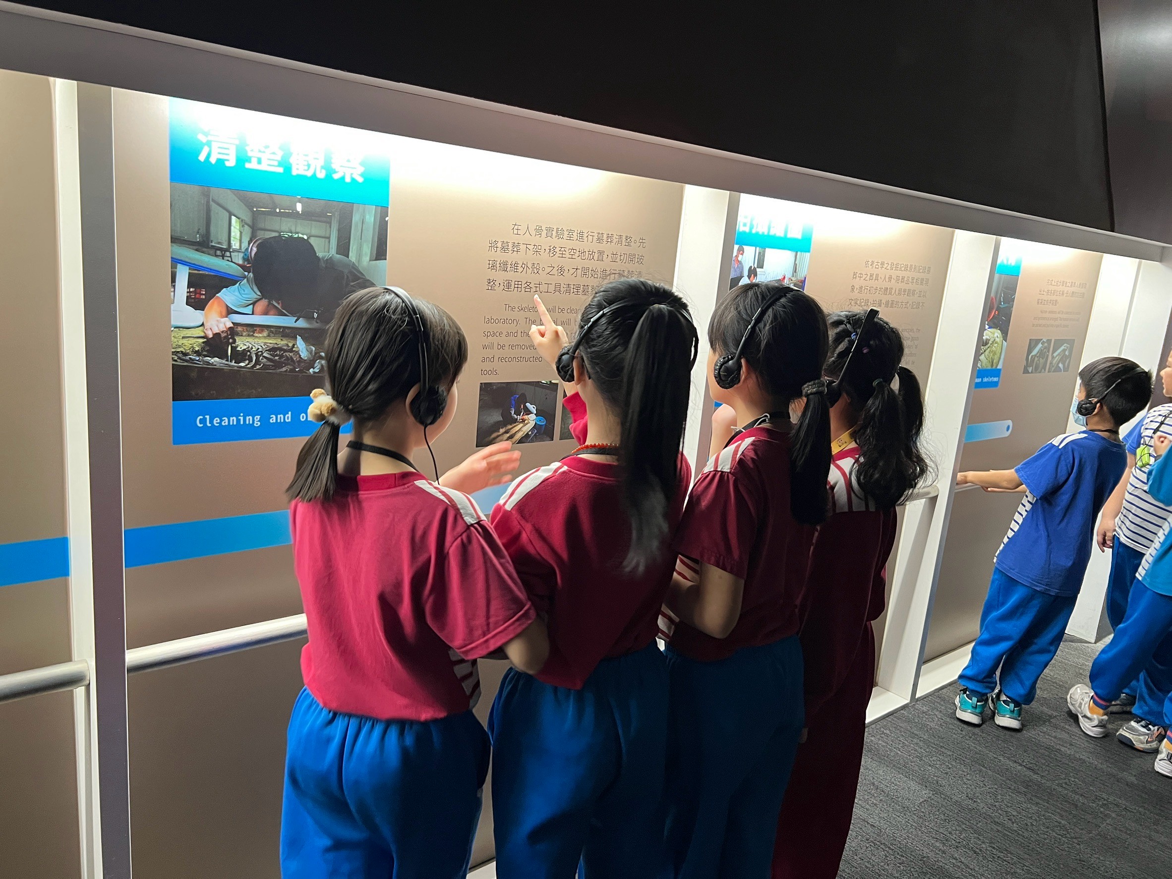 08_參觀新竹241藝術空間，脫下鞋子入展間與作品互動