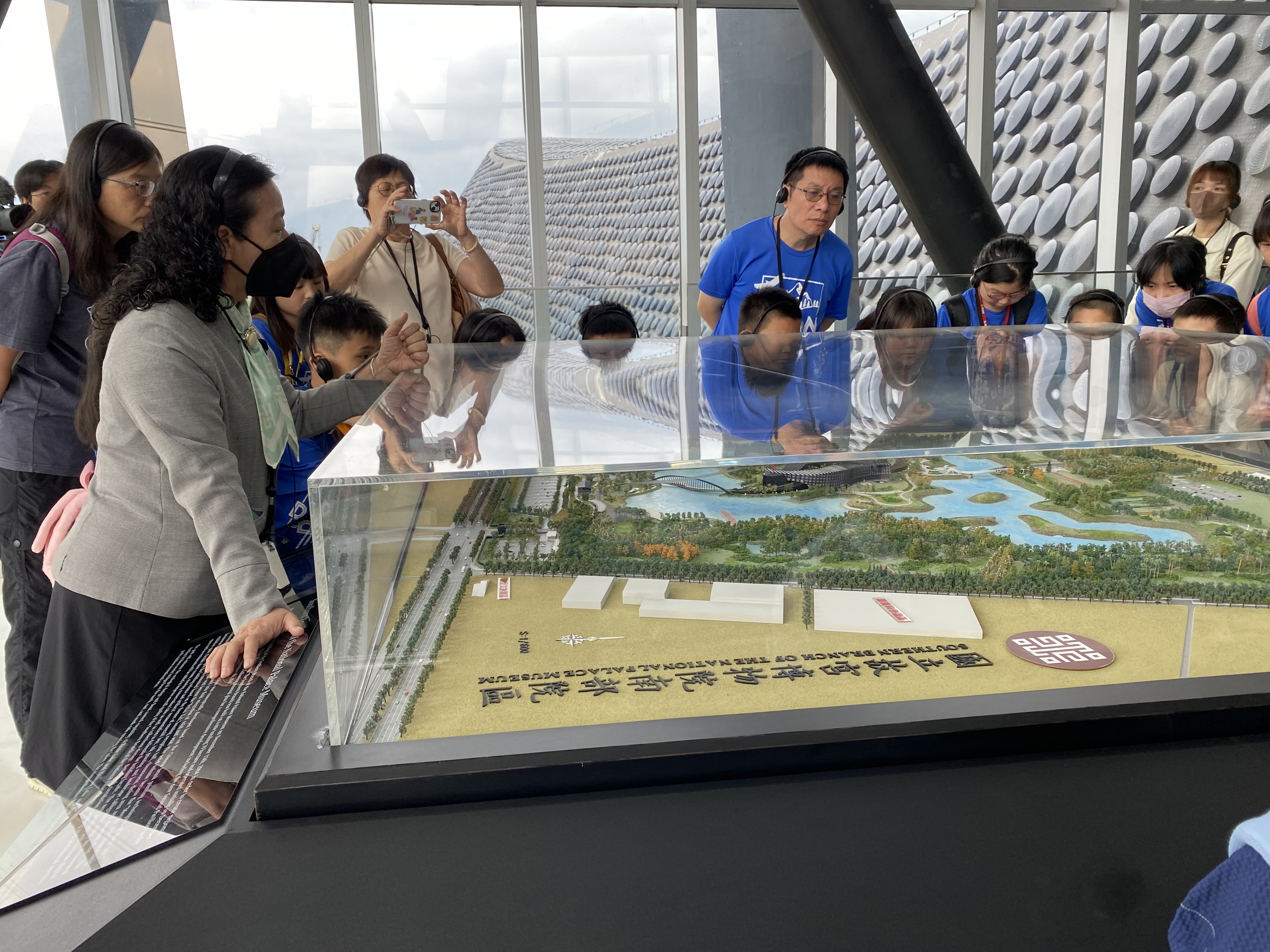 08_參觀新竹241藝術空間，脫下鞋子入展間與作品互動