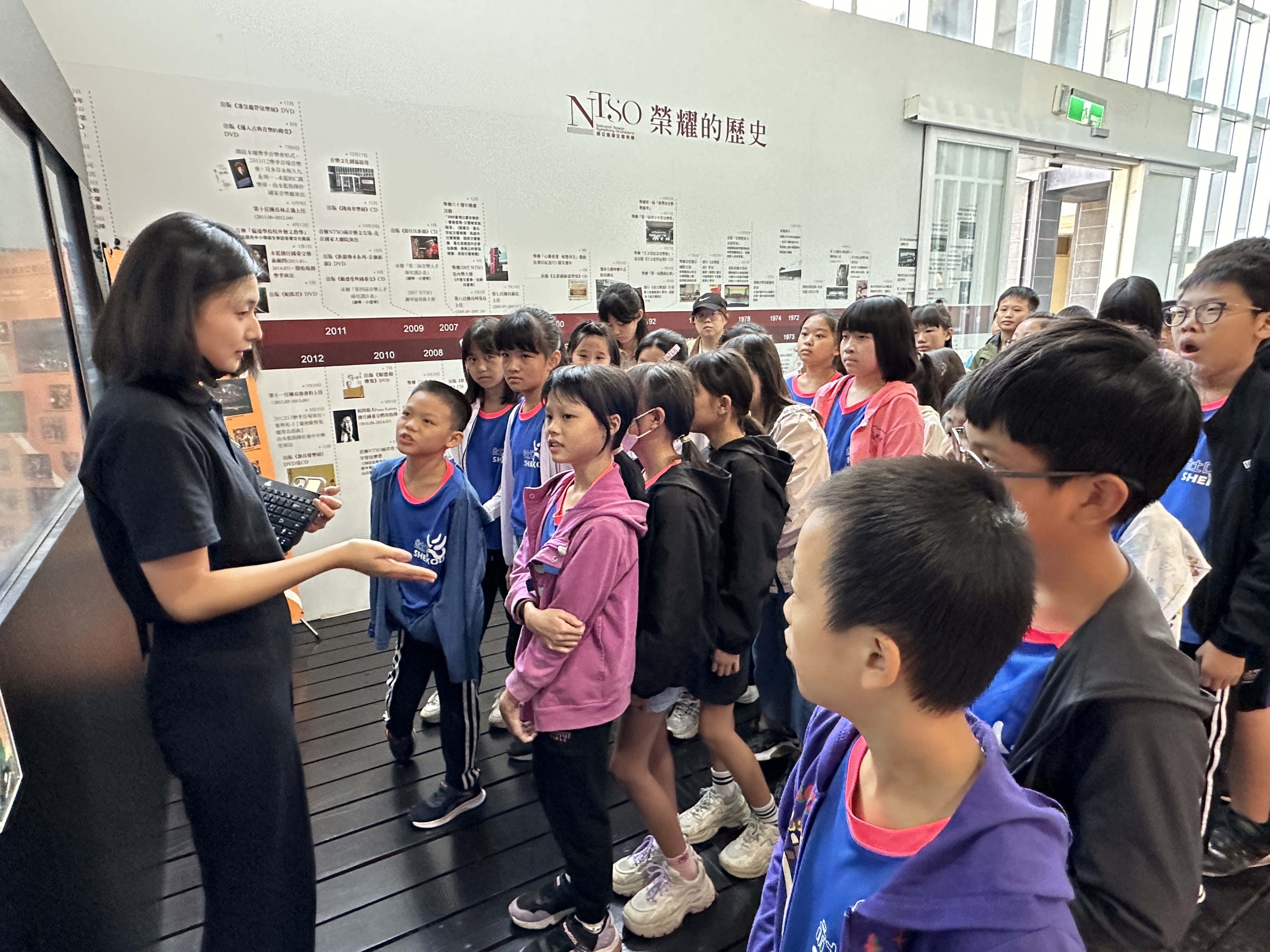 08_參觀新竹241藝術空間，脫下鞋子入展間與作品互動