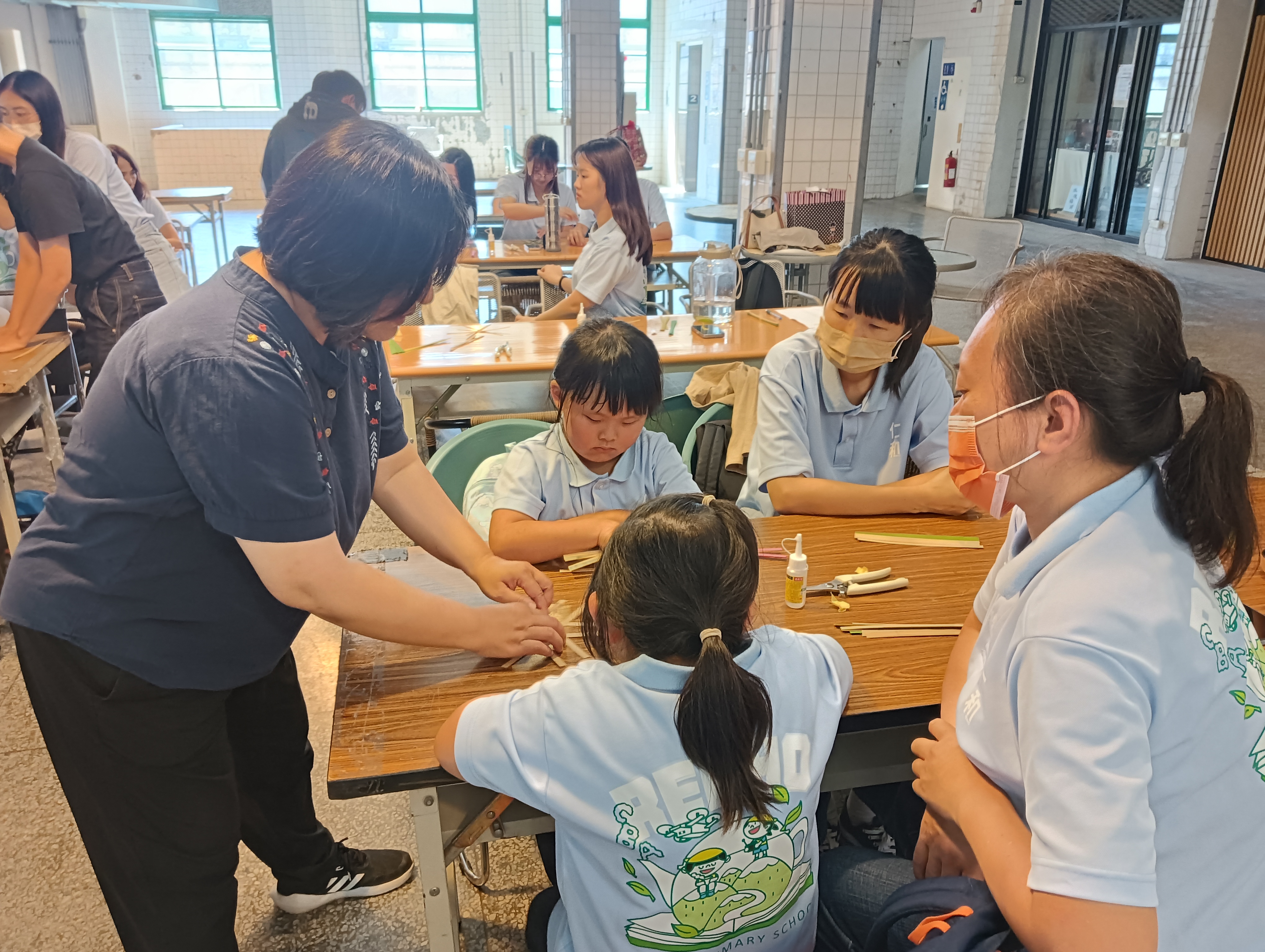 08_參觀新竹241藝術空間，脫下鞋子入展間與作品互動