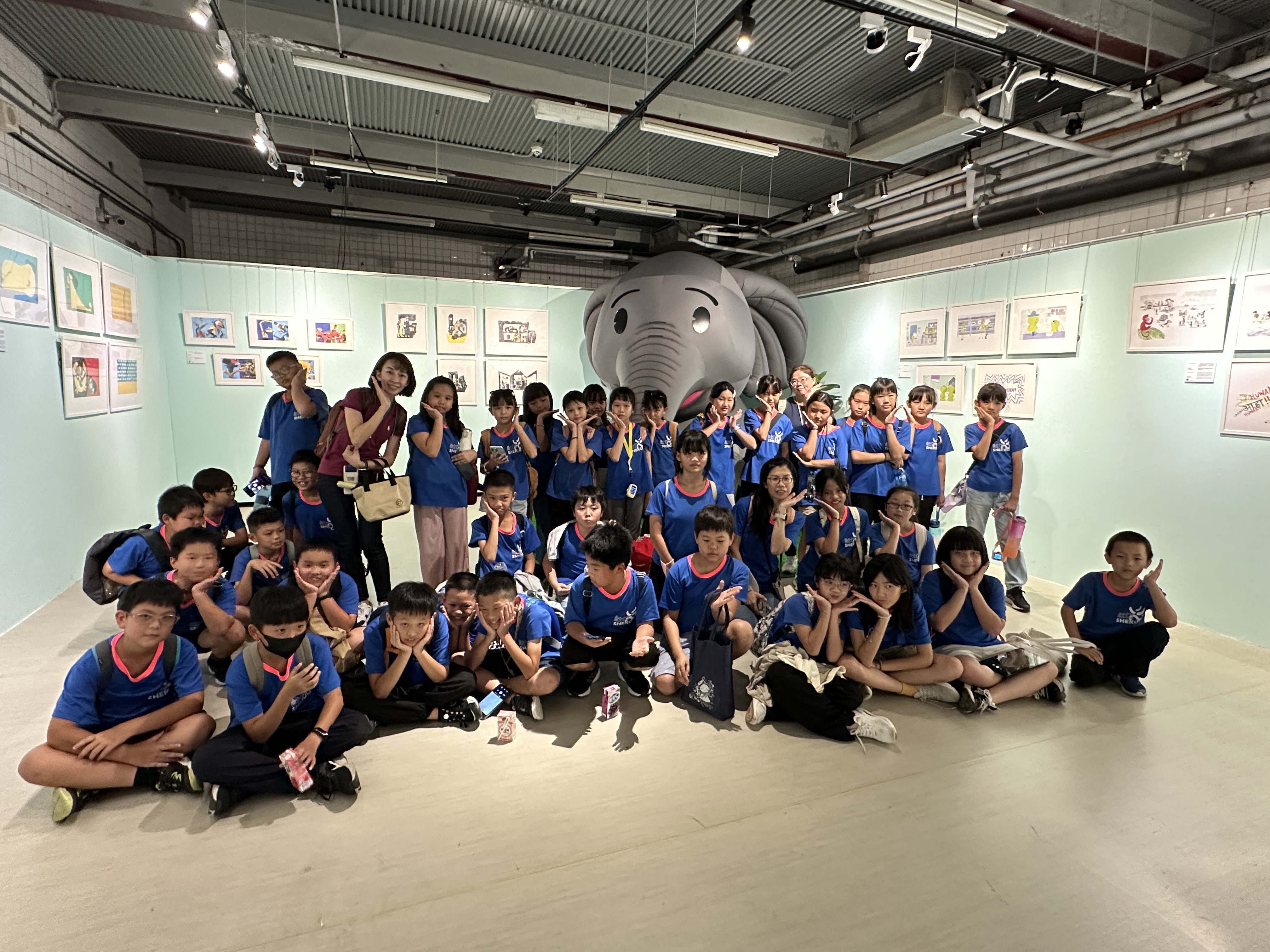 08_參觀新竹241藝術空間，脫下鞋子入展間與作品互動