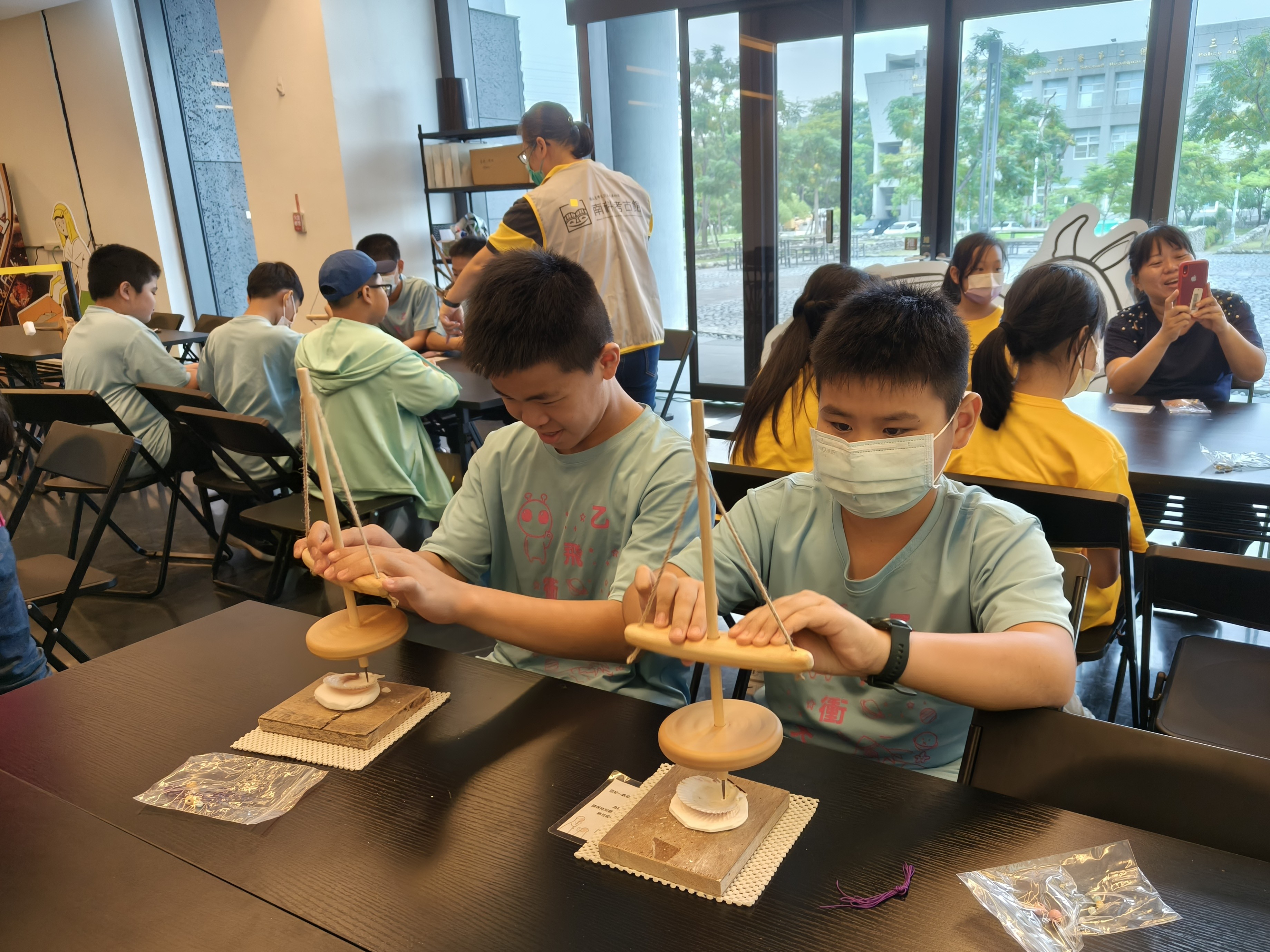 08_參觀新竹241藝術空間，脫下鞋子入展間與作品互動