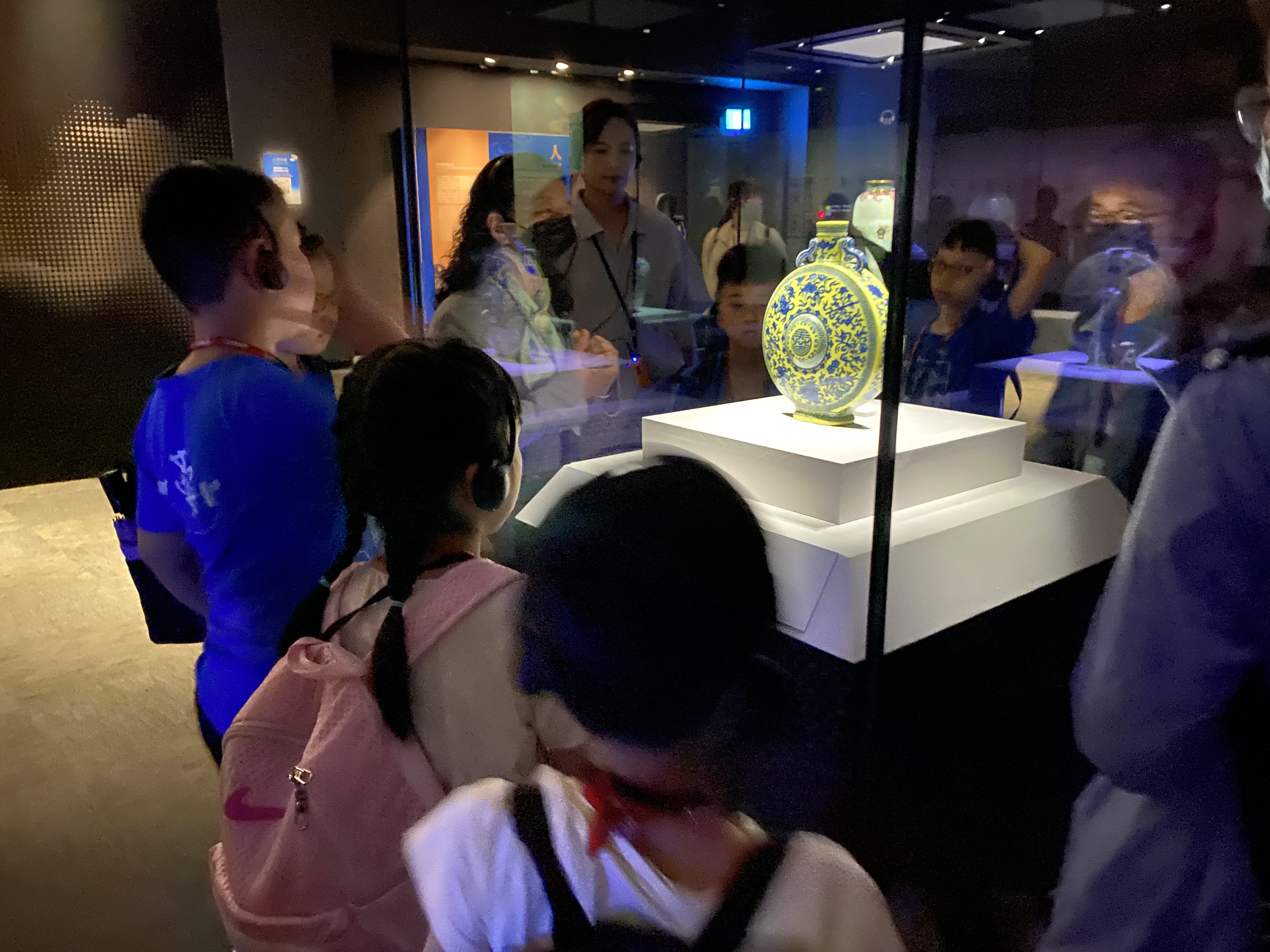 08_參觀新竹241藝術空間，脫下鞋子入展間與作品互動