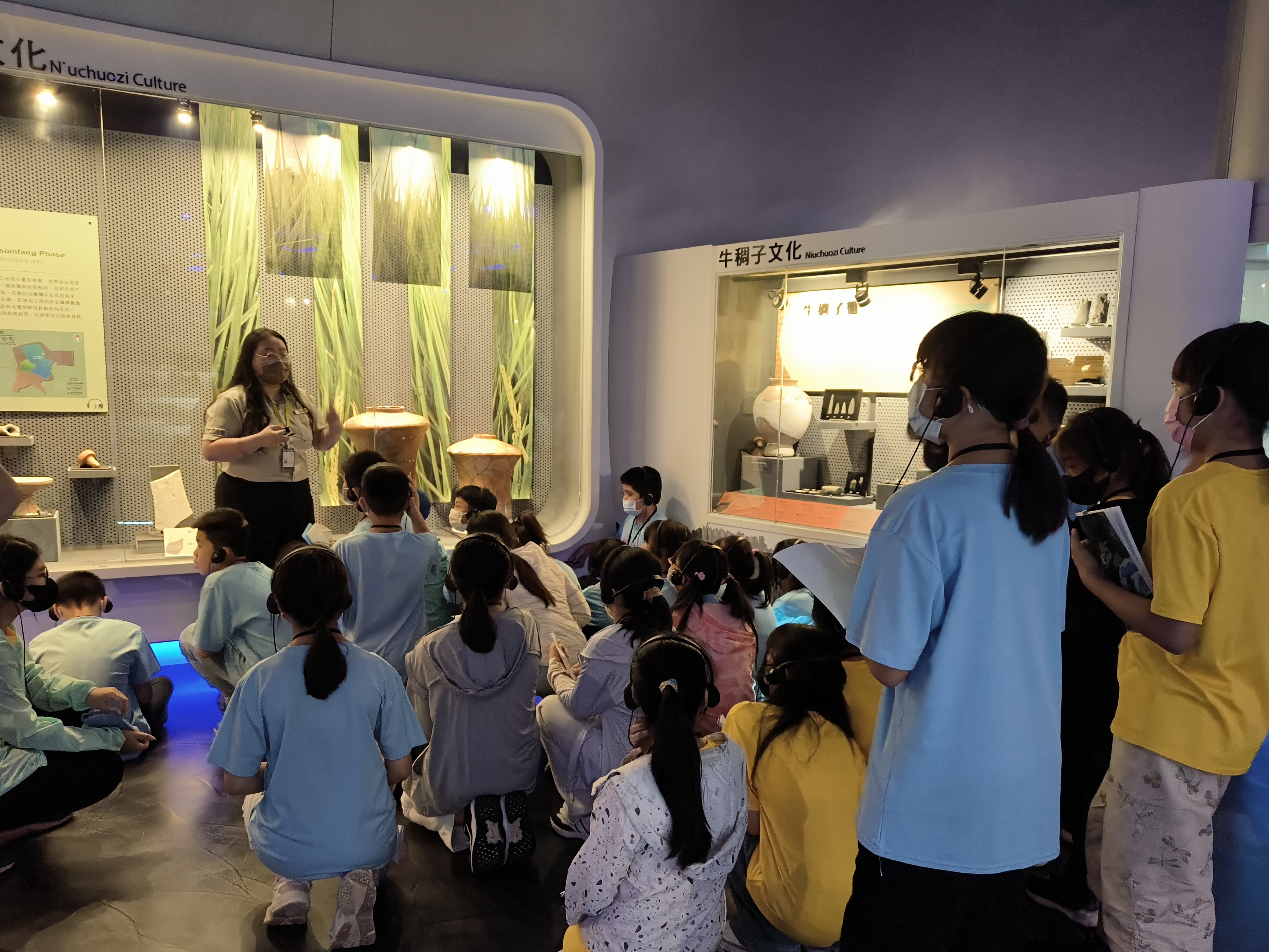 08_參觀新竹241藝術空間，脫下鞋子入展間與作品互動