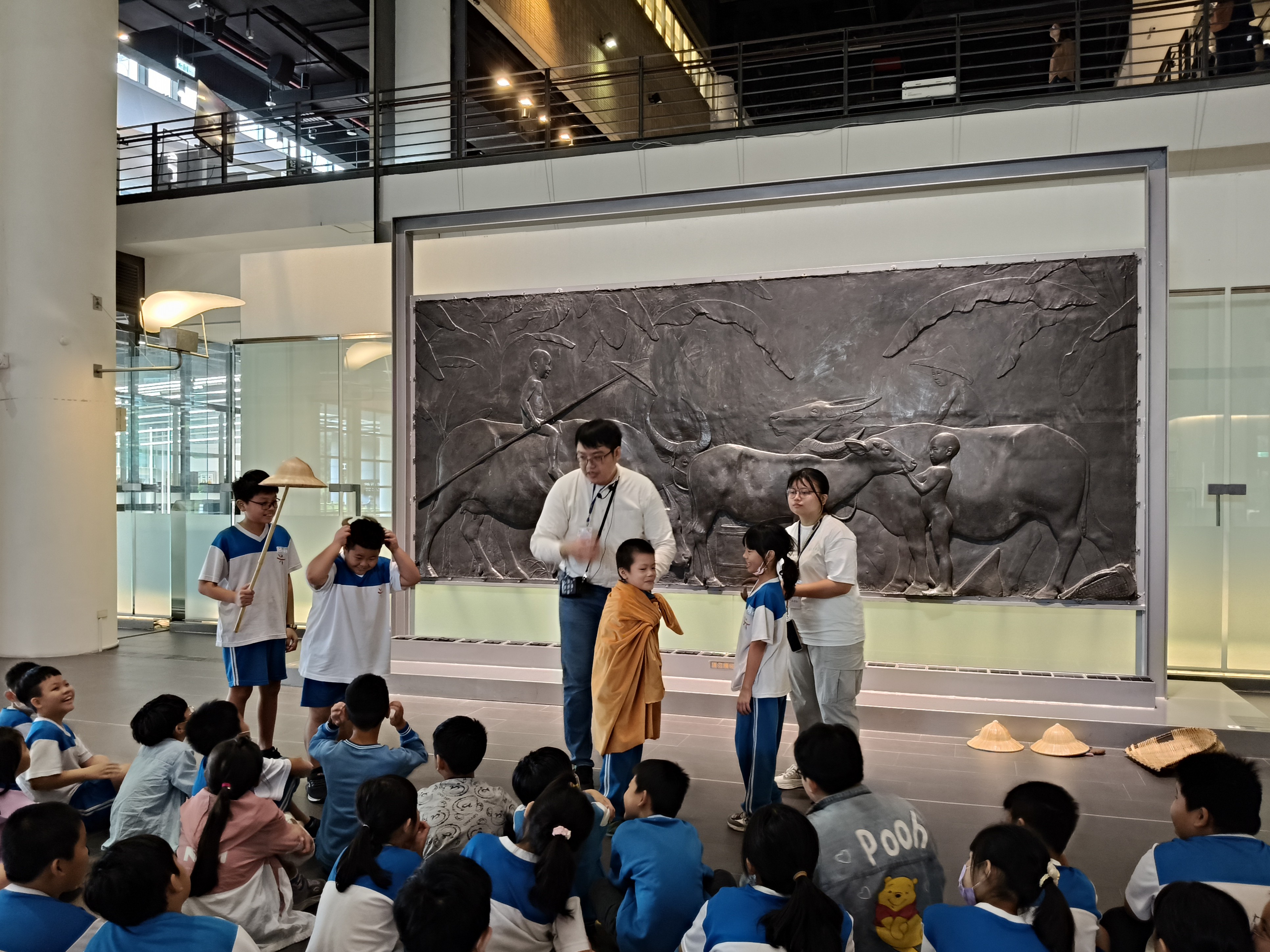 08_參觀新竹241藝術空間，脫下鞋子入展間與作品互動