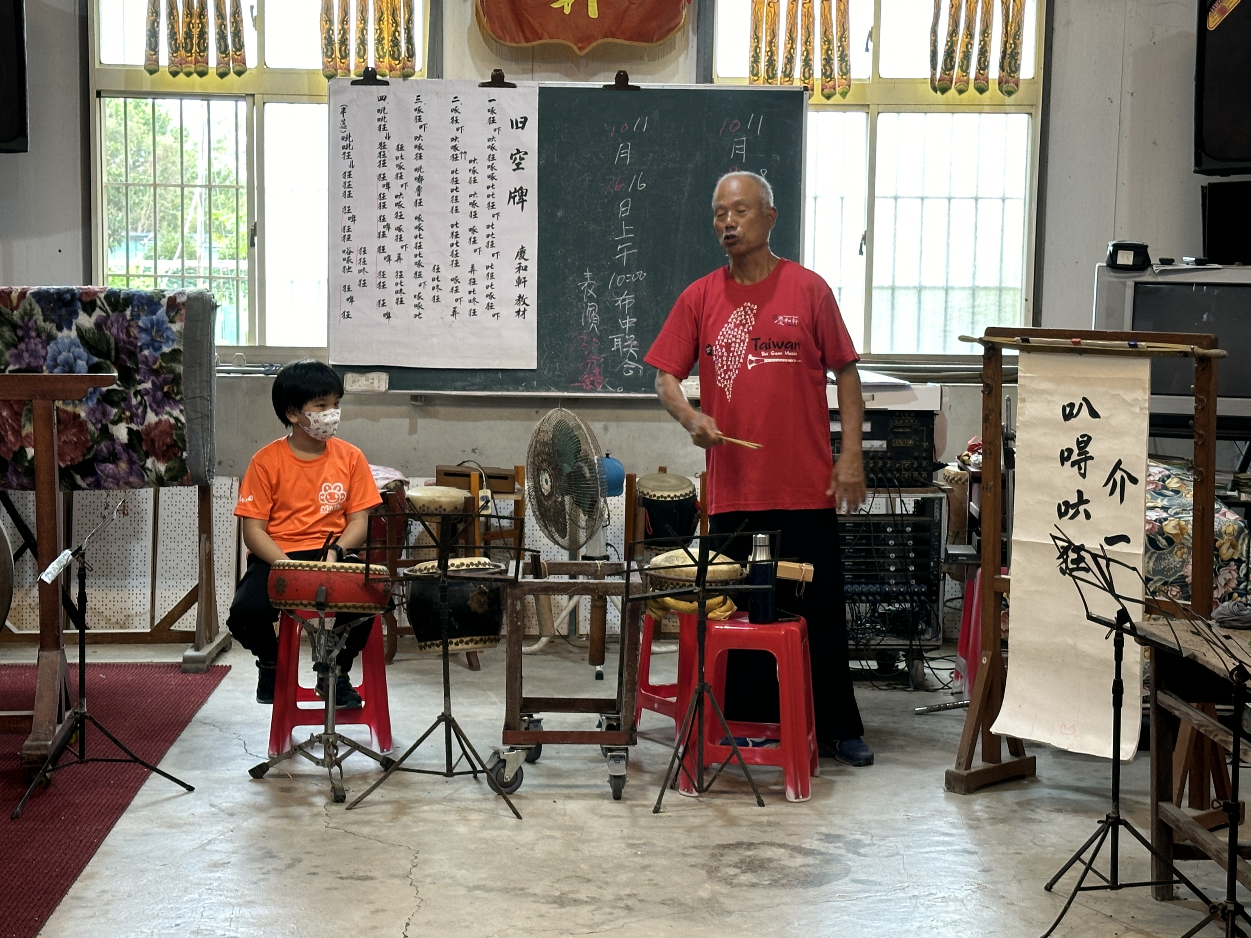 08_參觀新竹241藝術空間，脫下鞋子入展間與作品互動
