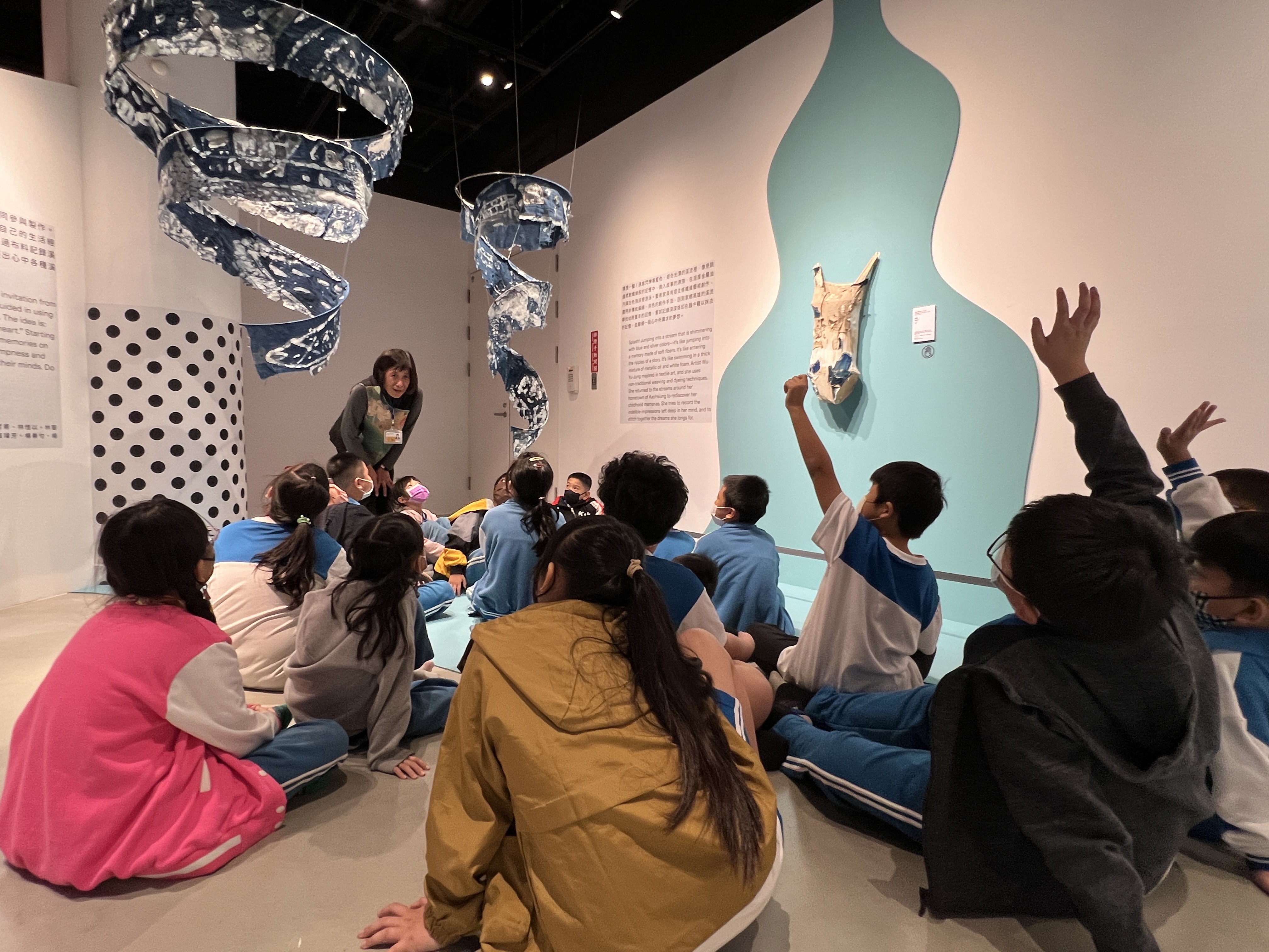 08_參觀新竹241藝術空間，脫下鞋子入展間與作品互動