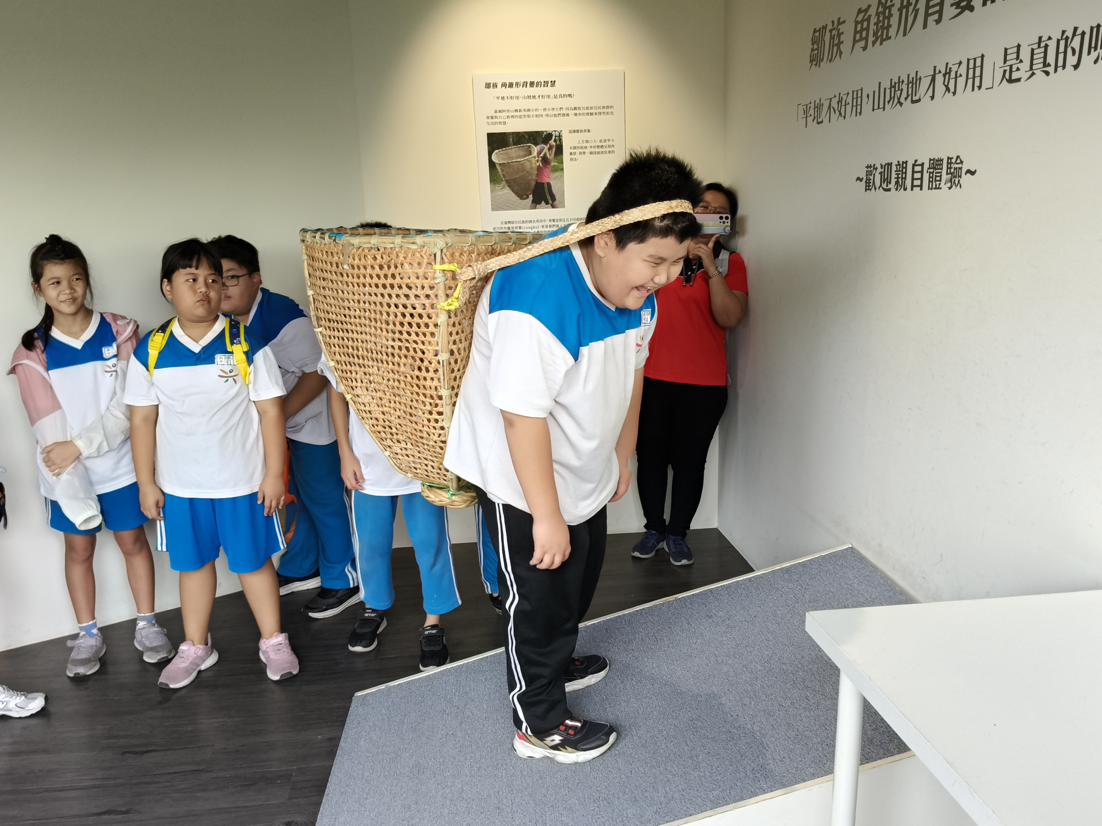 08_參觀新竹241藝術空間，脫下鞋子入展間與作品互動