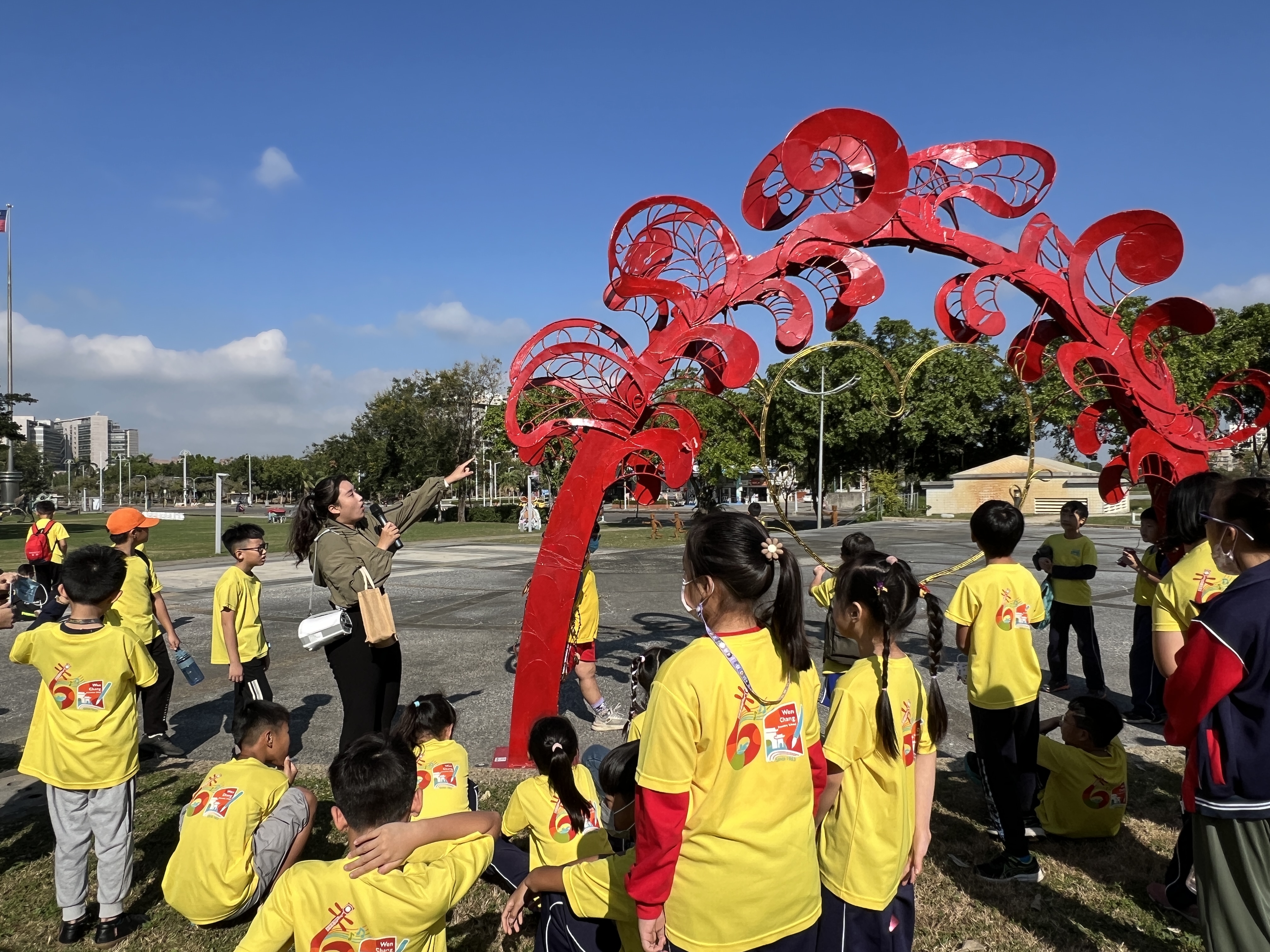 08_參觀新竹241藝術空間，脫下鞋子入展間與作品互動