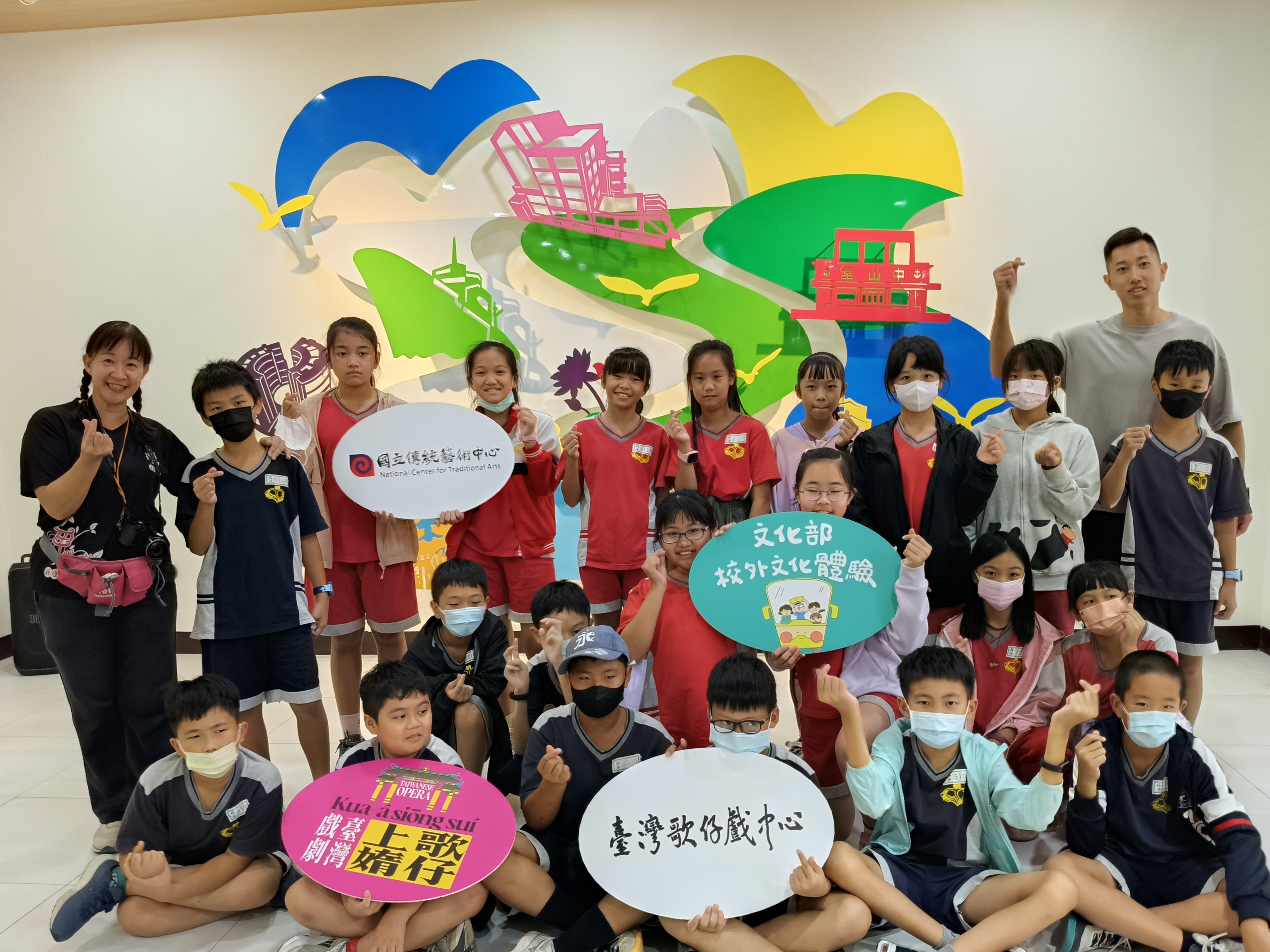 08_參觀新竹241藝術空間，脫下鞋子入展間與作品互動