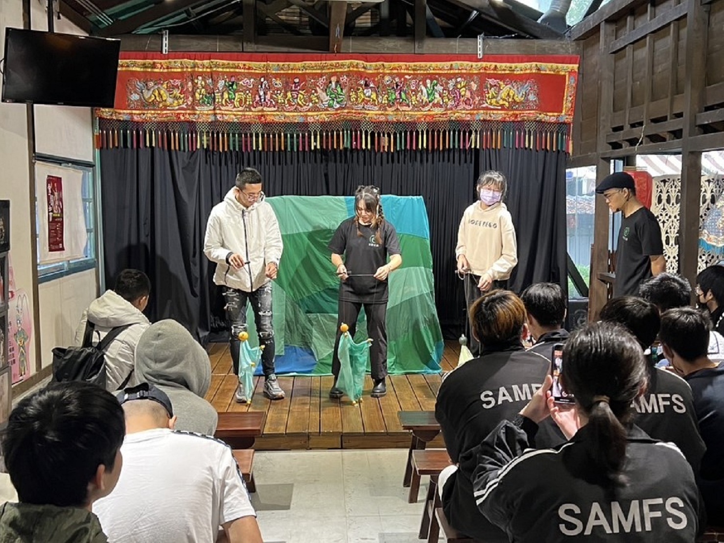 08_參觀新竹241藝術空間，脫下鞋子入展間與作品互動