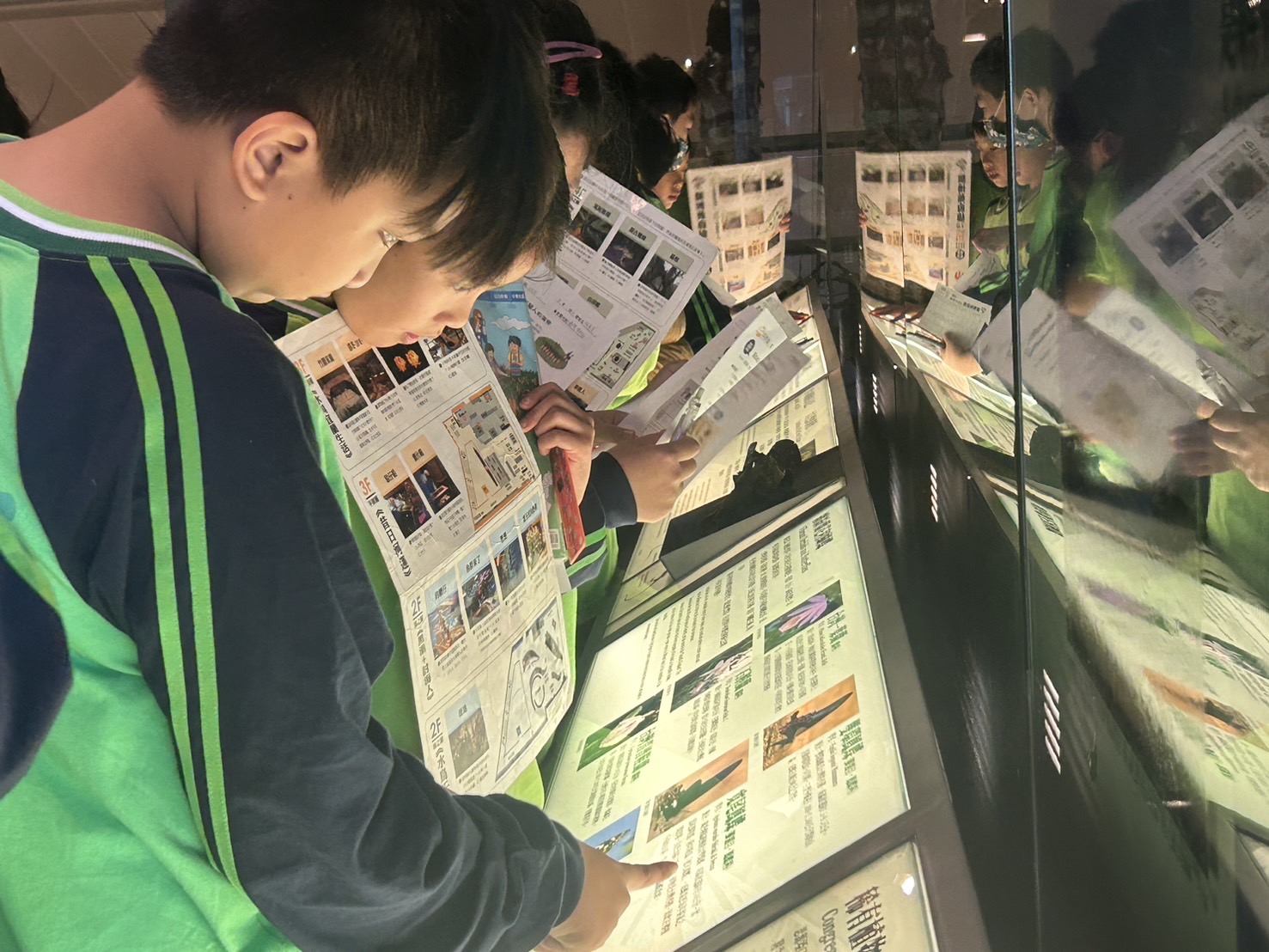 08_參觀新竹241藝術空間，脫下鞋子入展間與作品互動