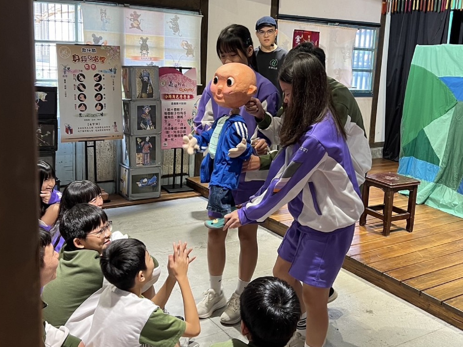 08_參觀新竹241藝術空間，脫下鞋子入展間與作品互動