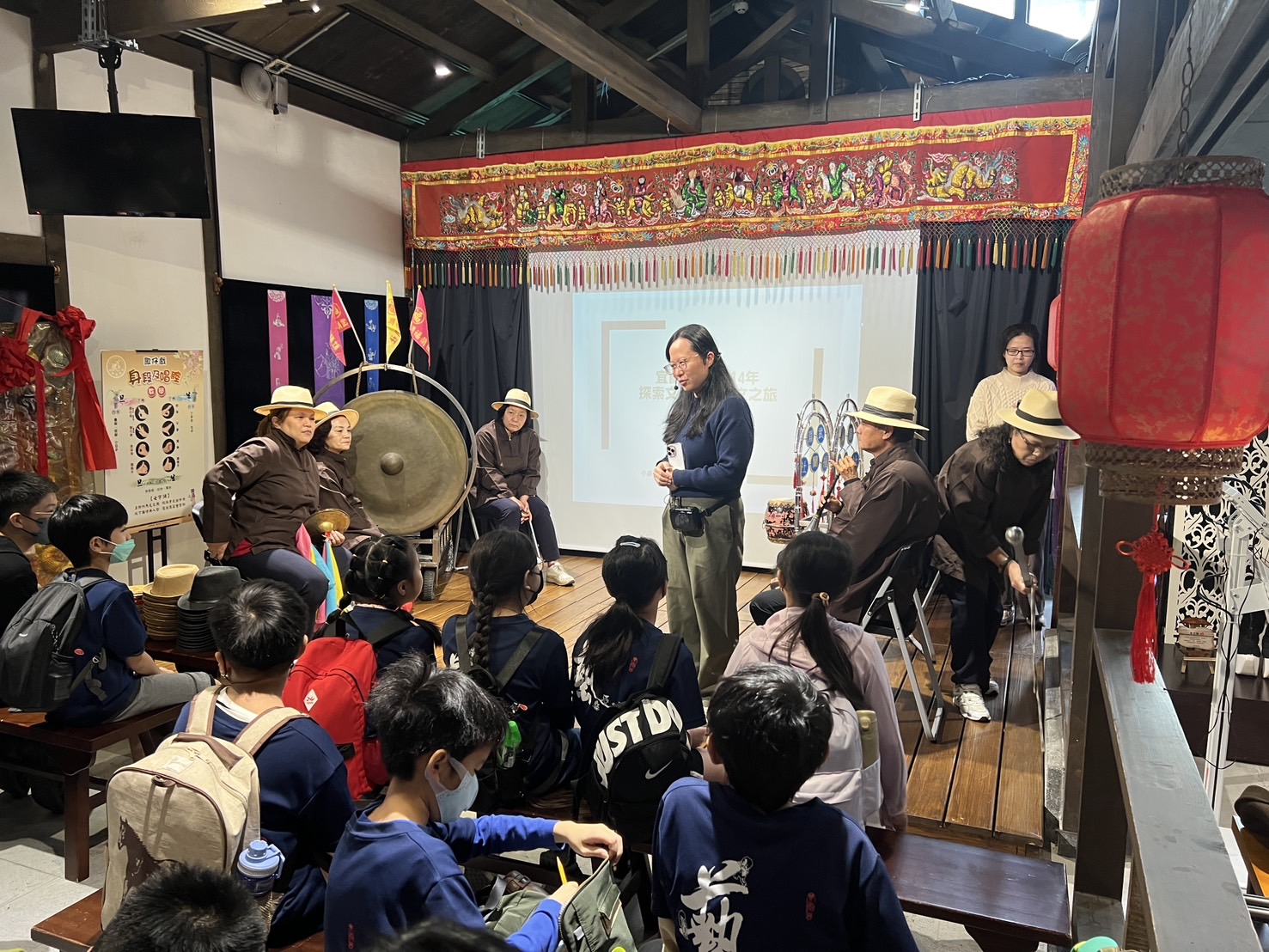 08_參觀新竹241藝術空間，脫下鞋子入展間與作品互動