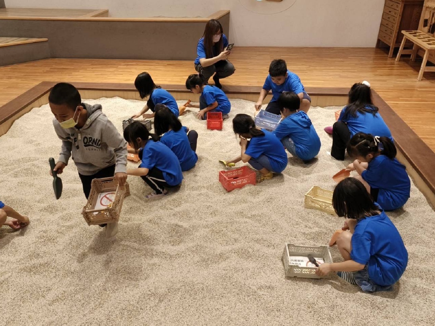 08_參觀新竹241藝術空間，脫下鞋子入展間與作品互動