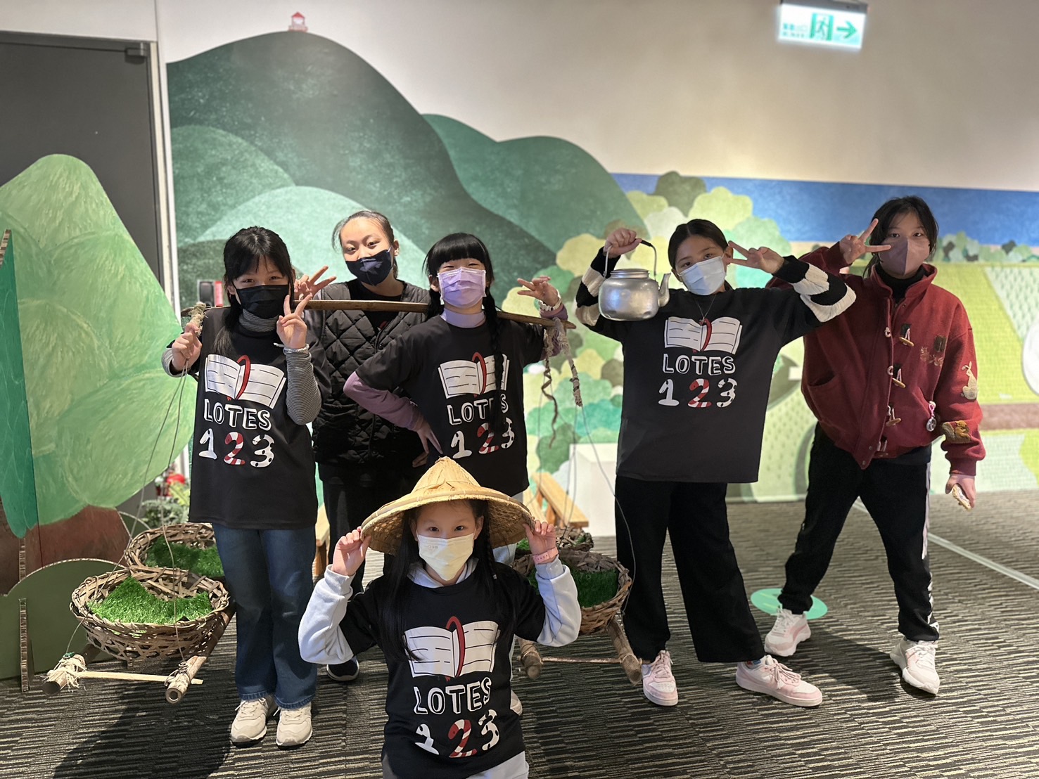 08_參觀新竹241藝術空間，脫下鞋子入展間與作品互動