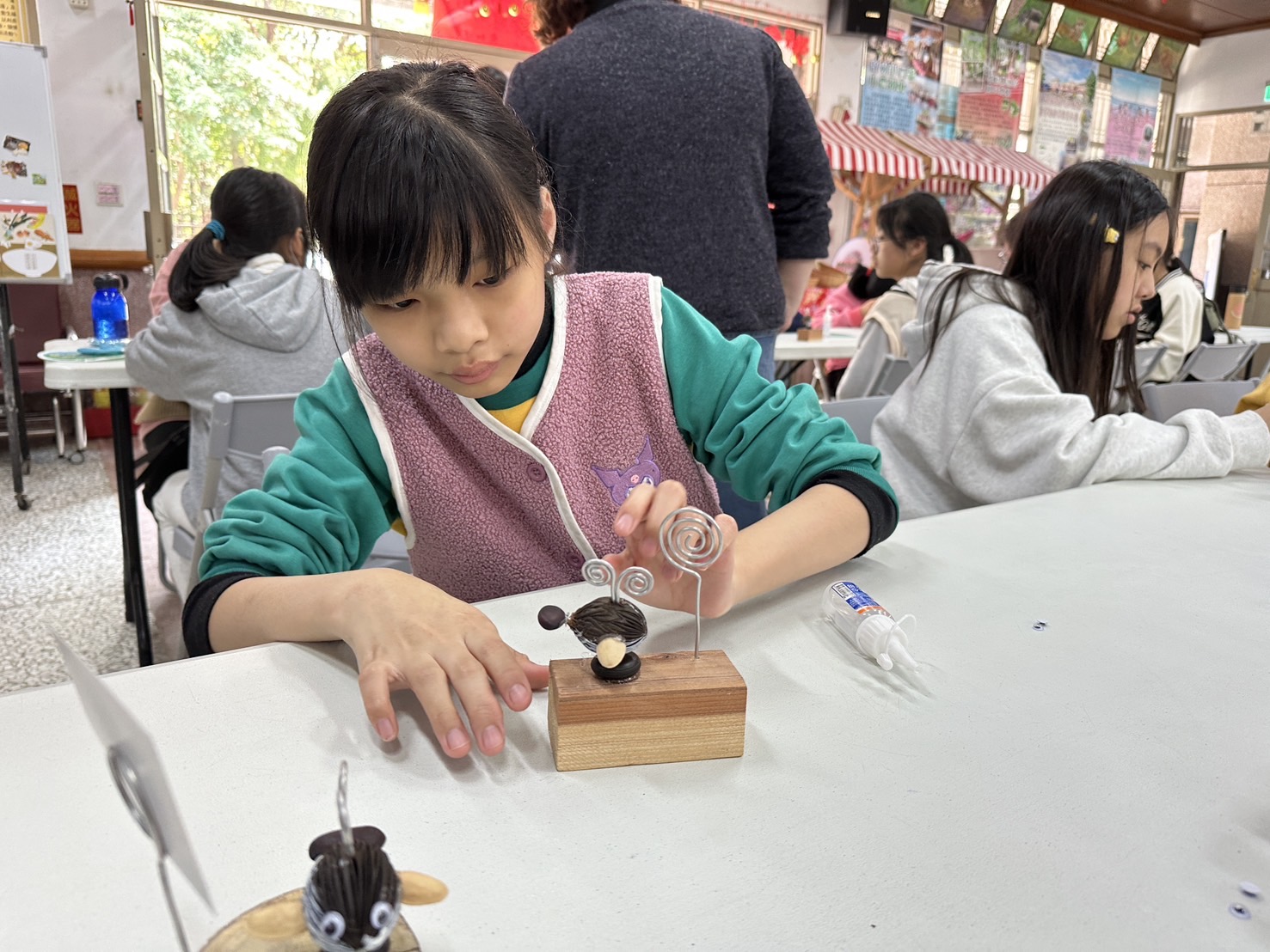 08_參觀新竹241藝術空間，脫下鞋子入展間與作品互動