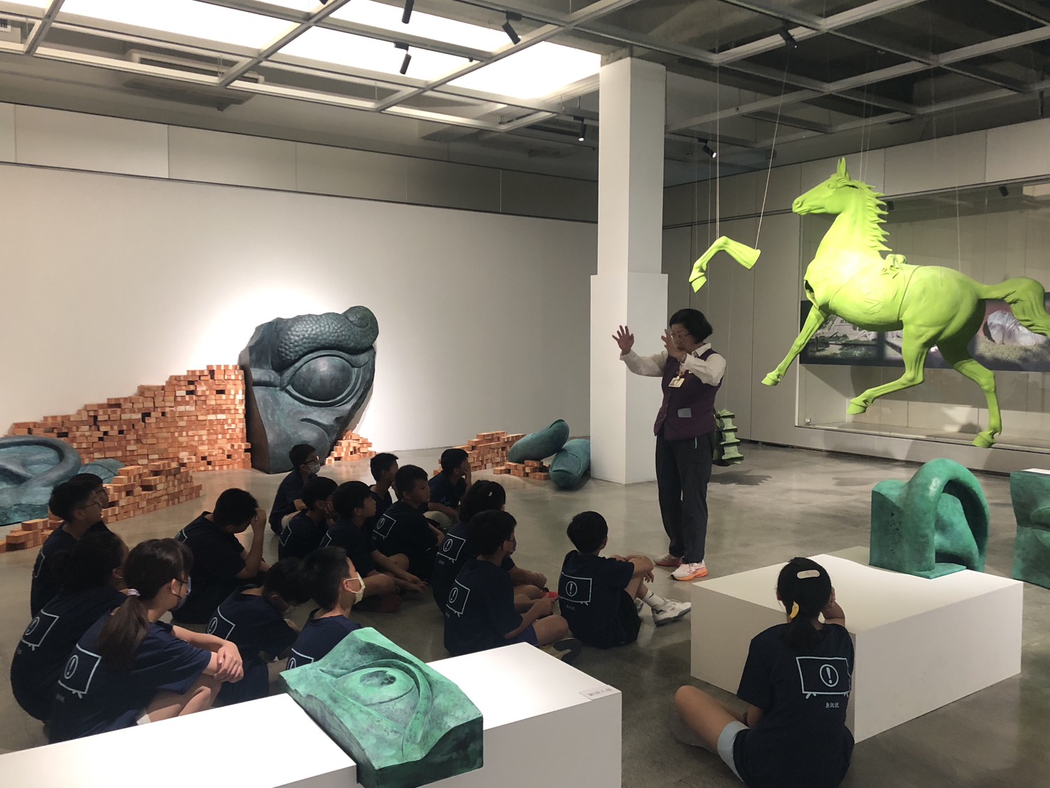 08_參觀新竹241藝術空間，脫下鞋子入展間與作品互動