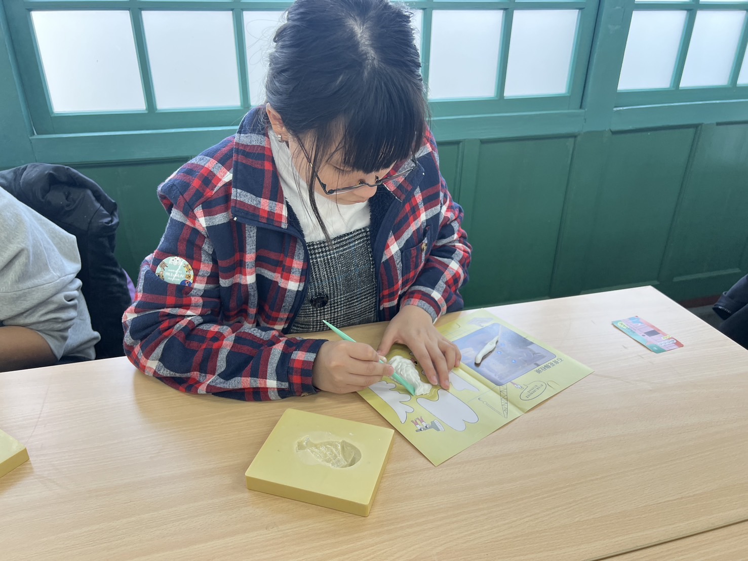 08_參觀新竹241藝術空間，脫下鞋子入展間與作品互動