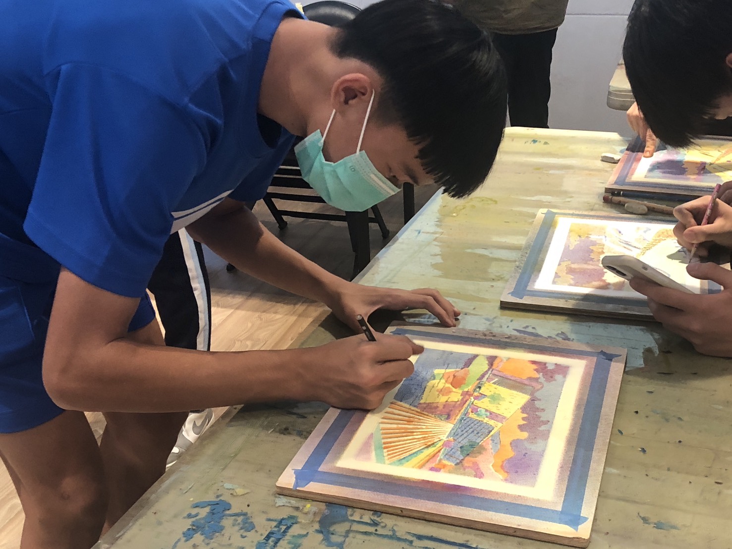 08_參觀新竹241藝術空間，脫下鞋子入展間與作品互動