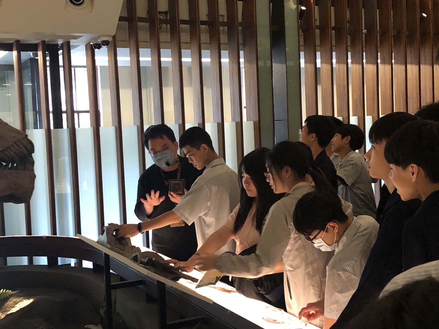 08_參觀新竹241藝術空間，脫下鞋子入展間與作品互動