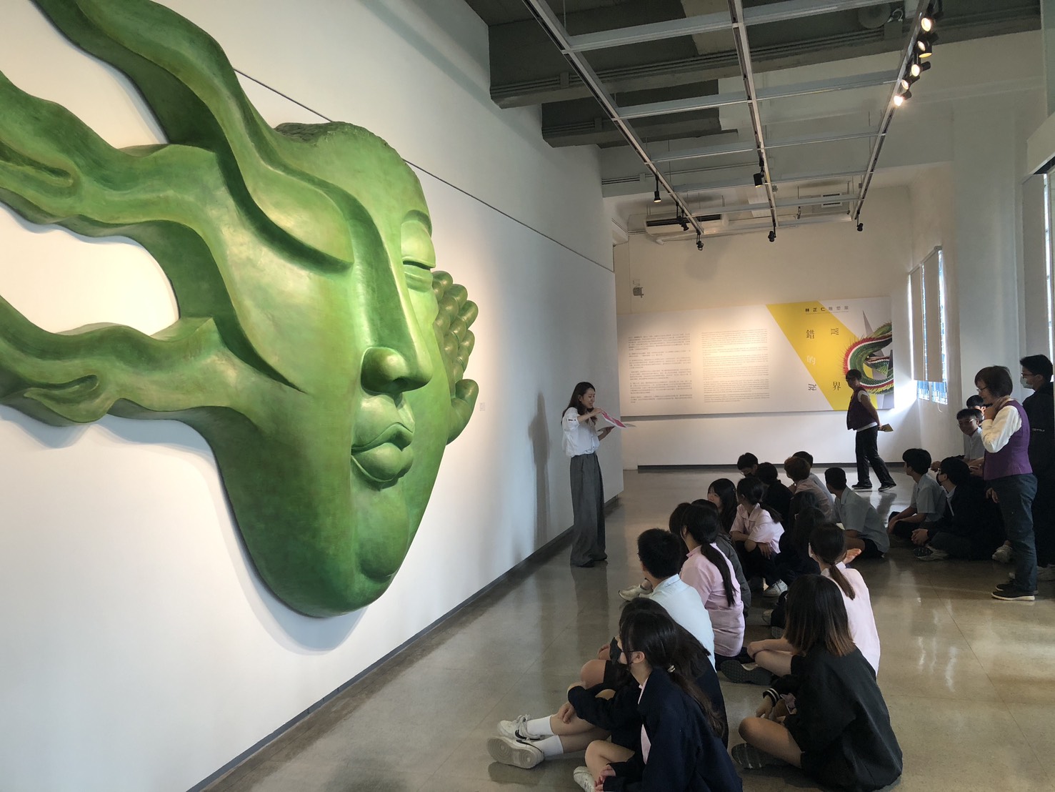 08_參觀新竹241藝術空間，脫下鞋子入展間與作品互動