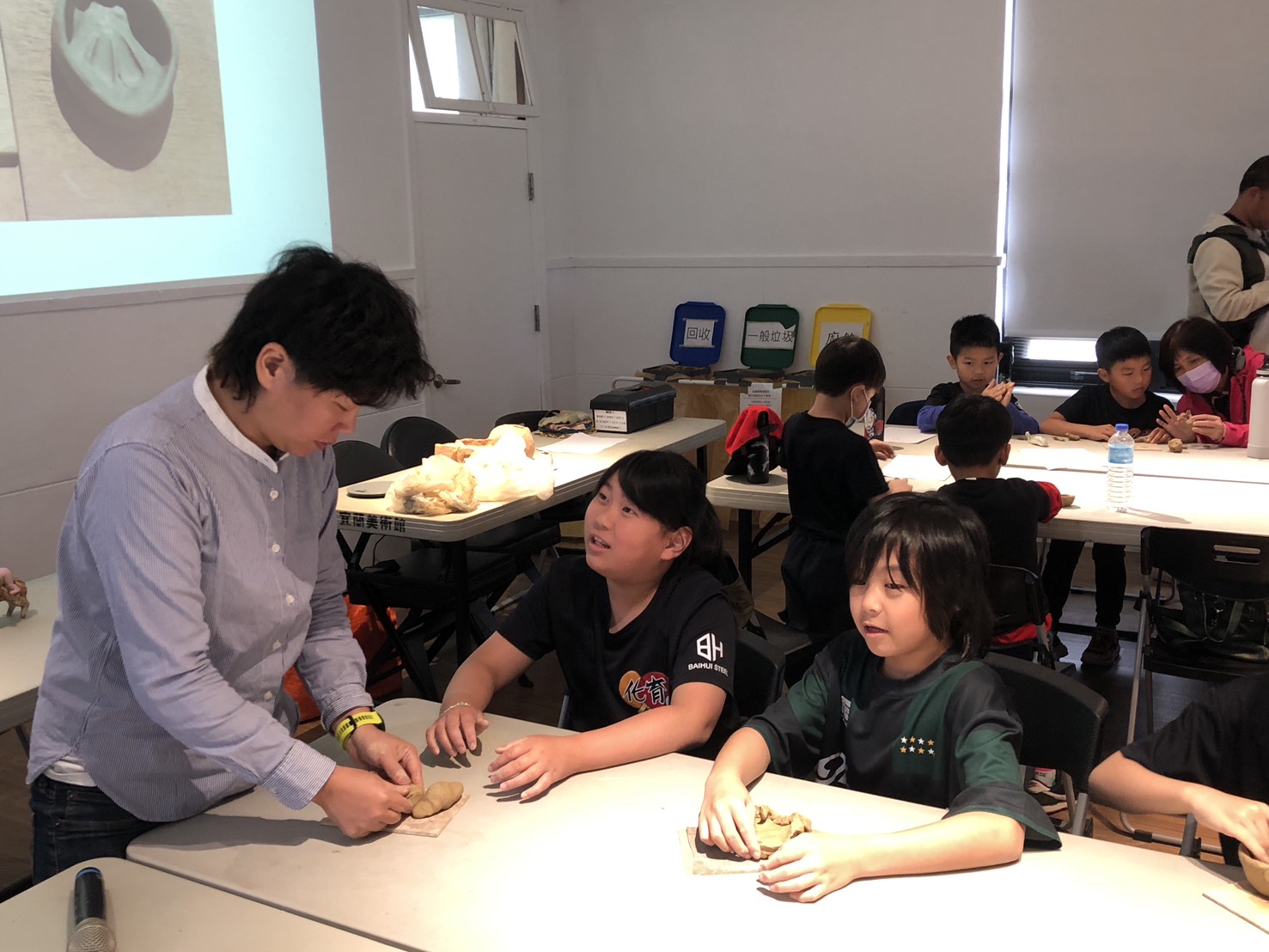08_參觀新竹241藝術空間，脫下鞋子入展間與作品互動
