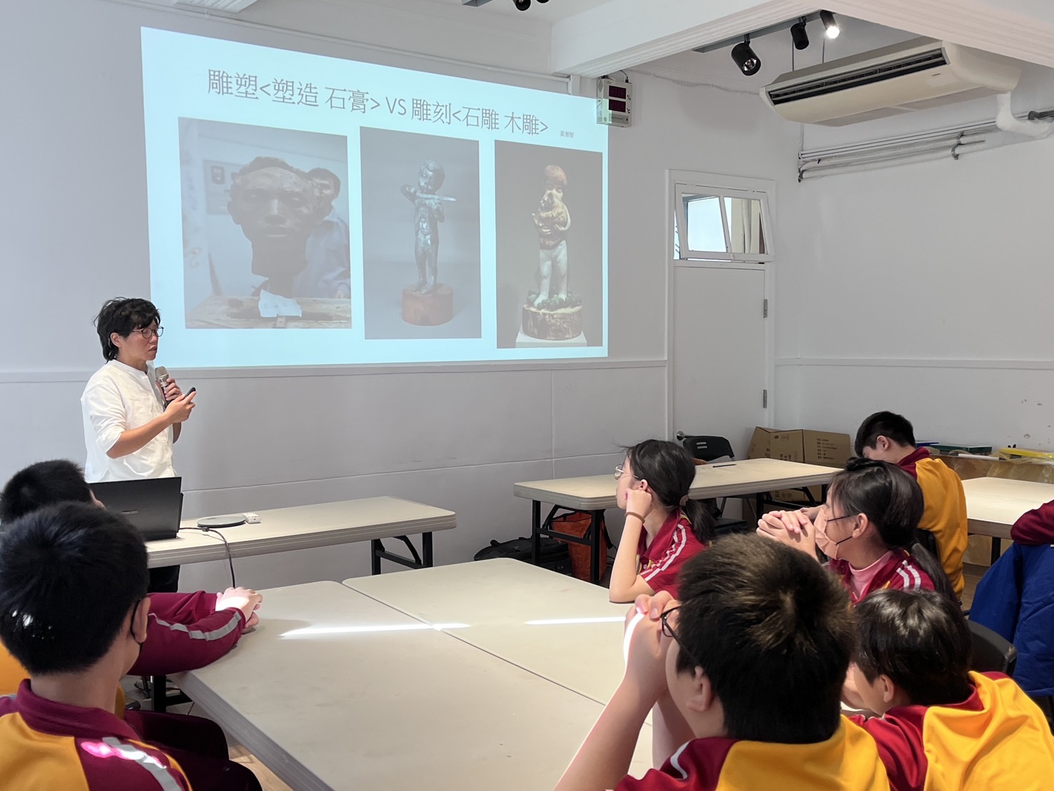 08_參觀新竹241藝術空間，脫下鞋子入展間與作品互動
