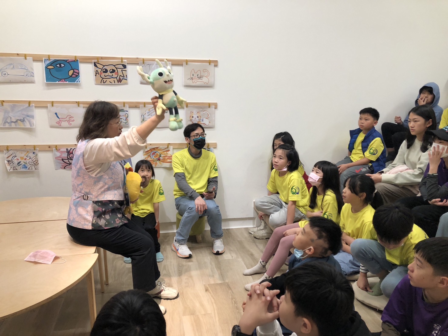 08_參觀新竹241藝術空間，脫下鞋子入展間與作品互動