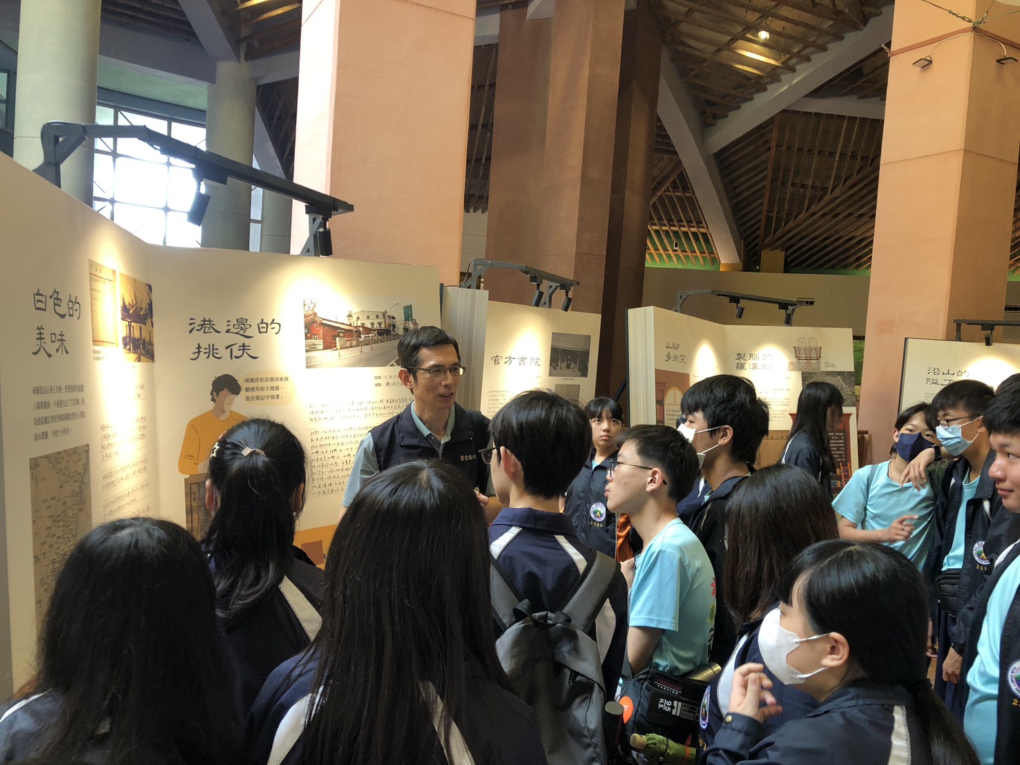 08_參觀新竹241藝術空間，脫下鞋子入展間與作品互動