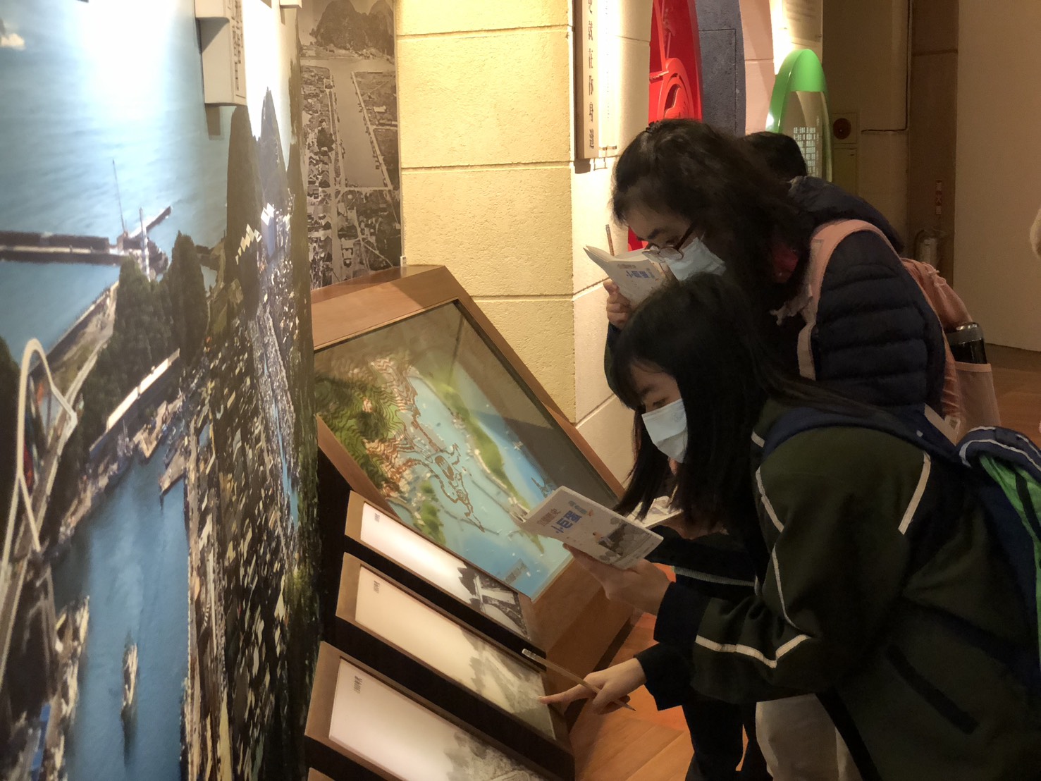 08_參觀新竹241藝術空間，脫下鞋子入展間與作品互動