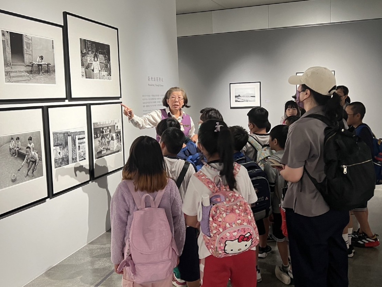 08_參觀新竹241藝術空間，脫下鞋子入展間與作品互動