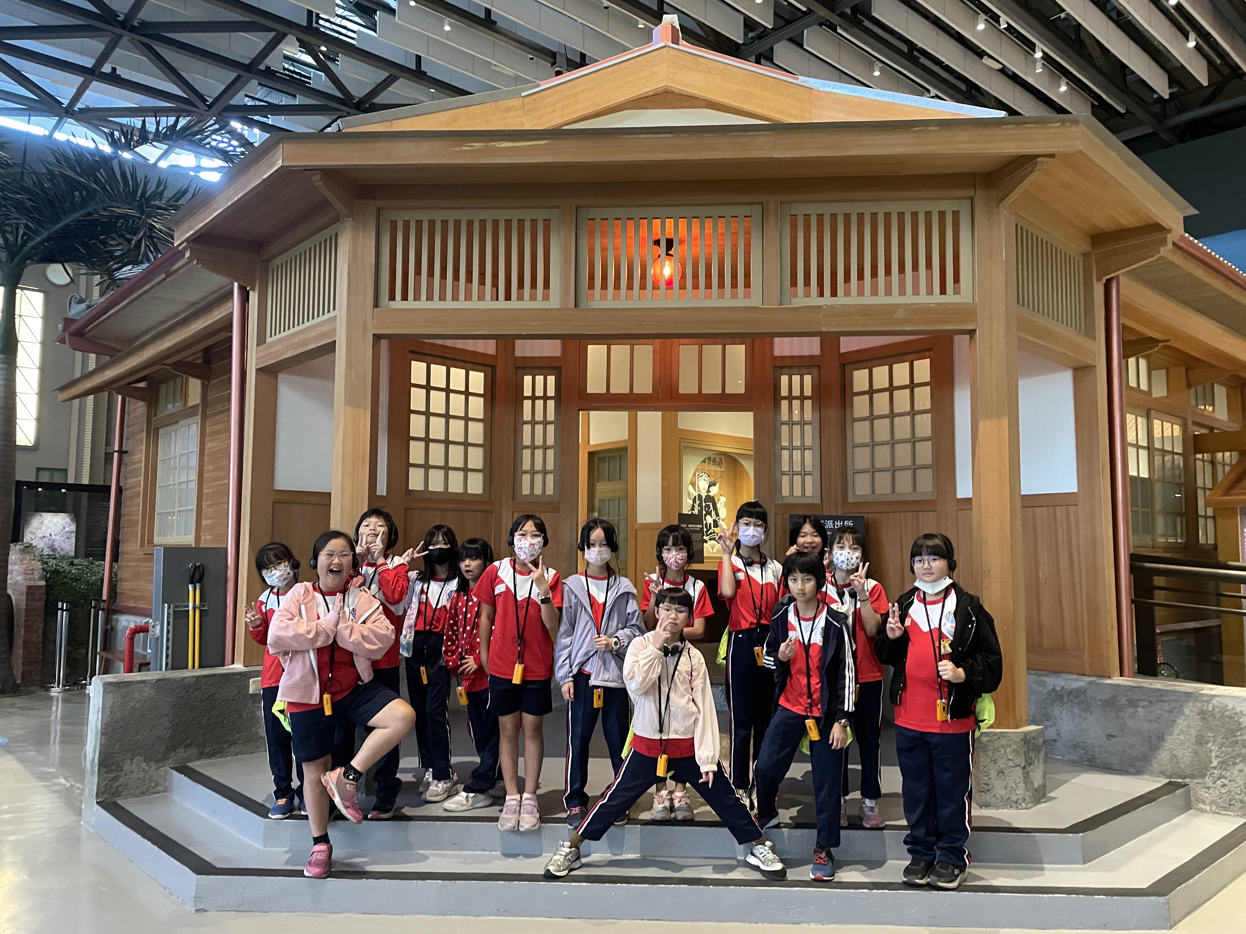 07_參觀新竹241藝術空間當期特展的大合影