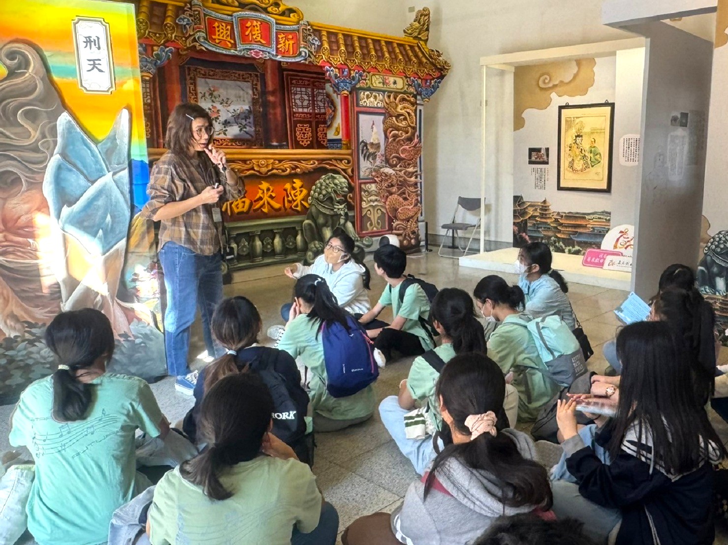 08_參觀新竹241藝術空間，脫下鞋子入展間與作品互動