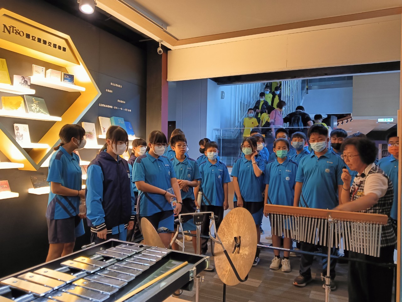08_參觀新竹241藝術空間，脫下鞋子入展間與作品互動
