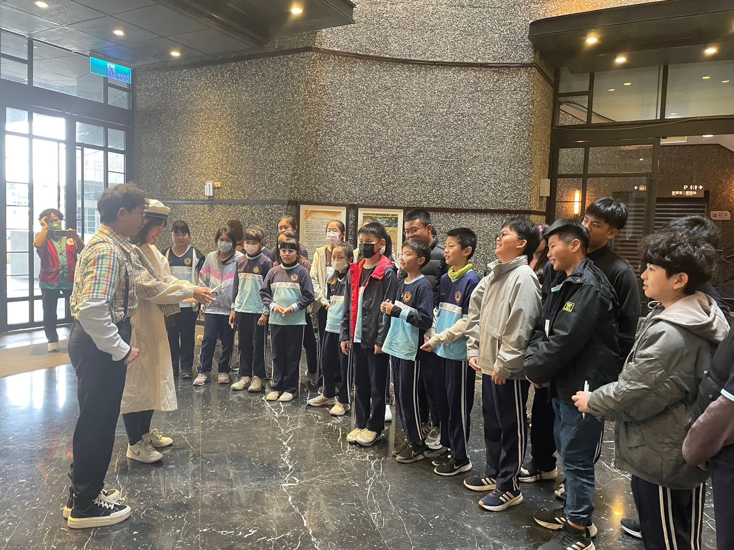 07_參觀新竹241藝術空間當期特展的大合影