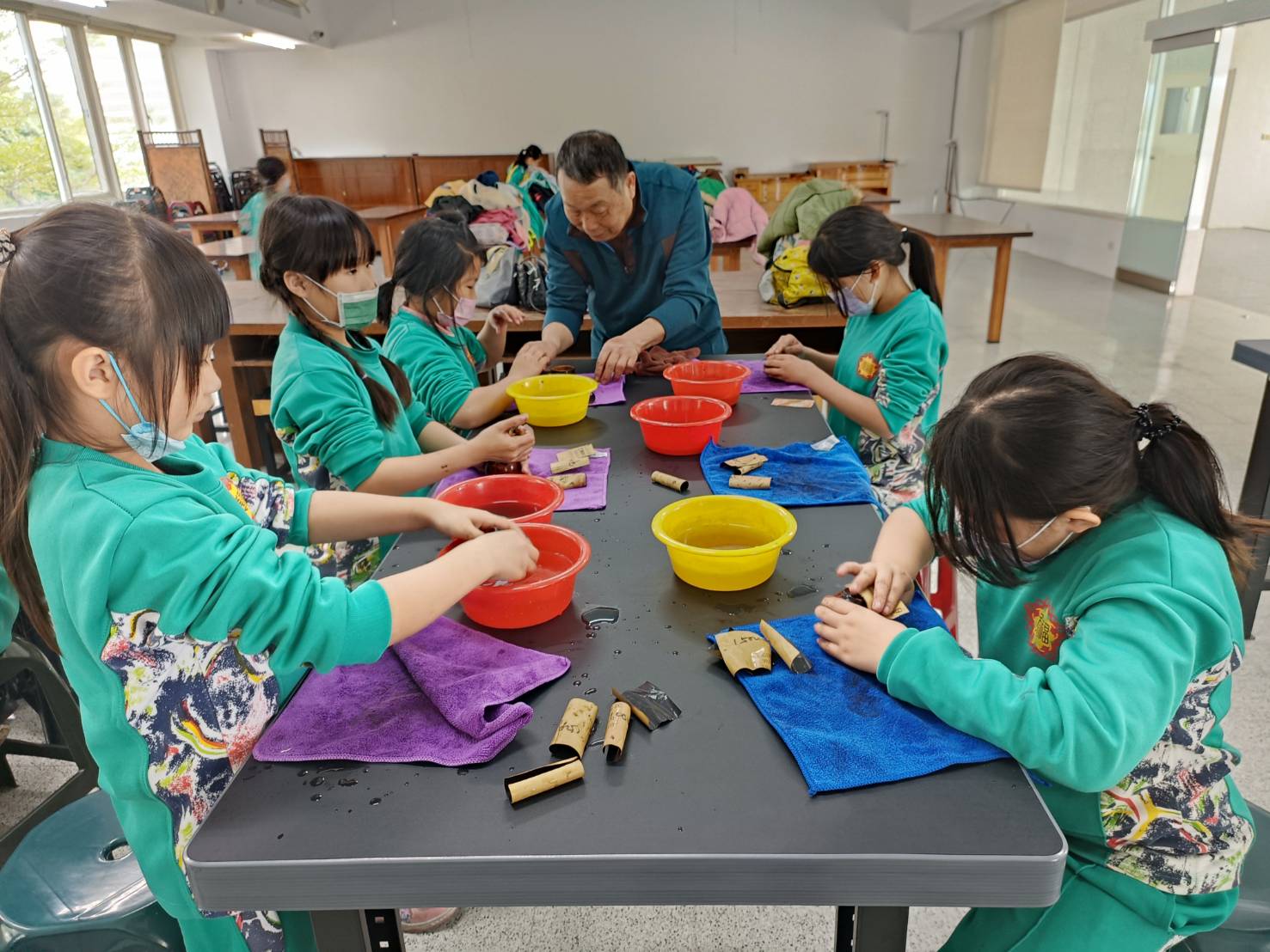 08_參觀新竹241藝術空間，脫下鞋子入展間與作品互動
