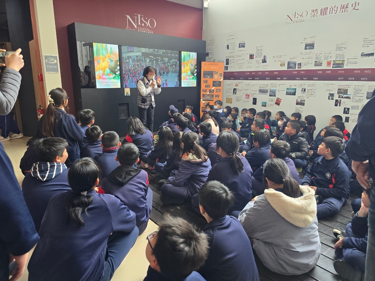 08_參觀新竹241藝術空間，脫下鞋子入展間與作品互動