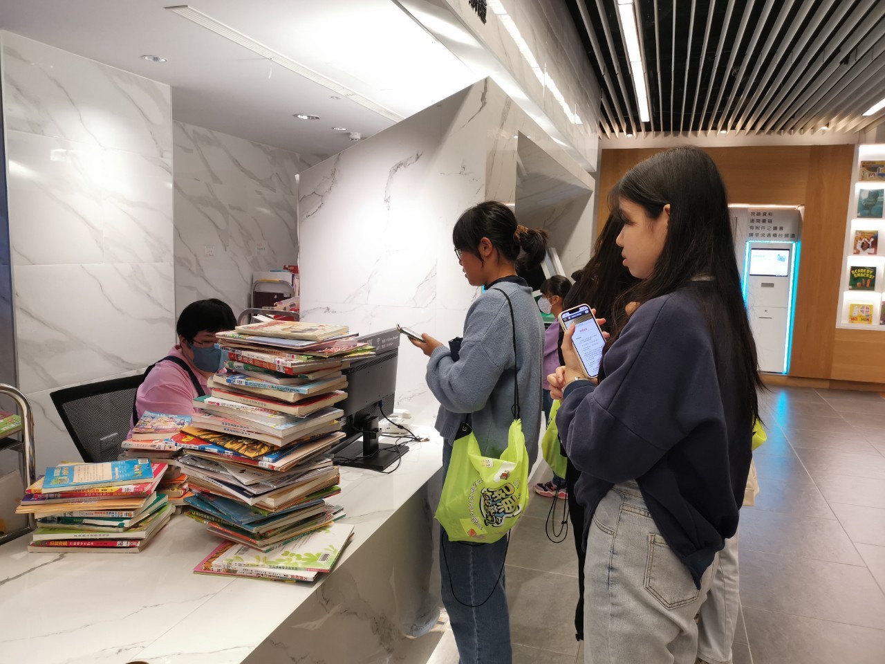 08_參觀新竹241藝術空間，脫下鞋子入展間與作品互動