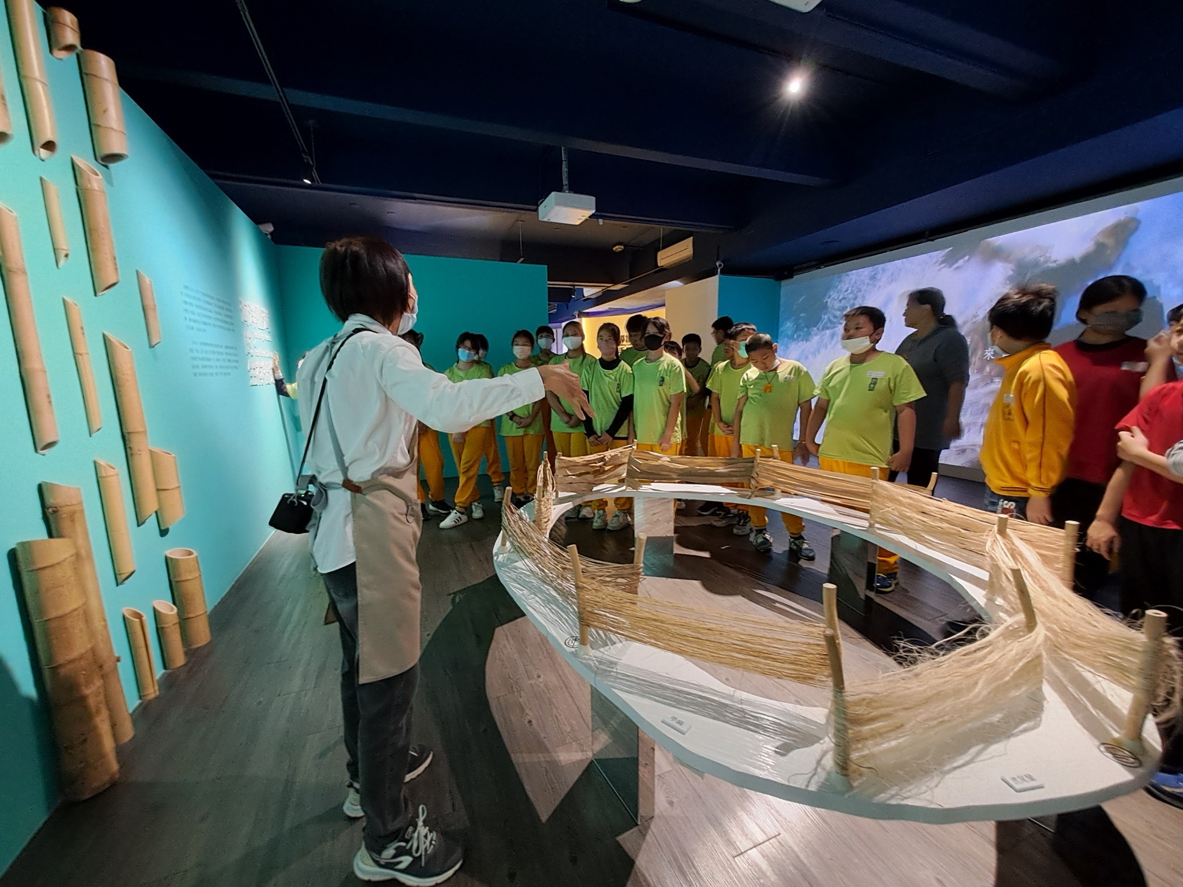 08_參觀新竹241藝術空間，脫下鞋子入展間與作品互動
