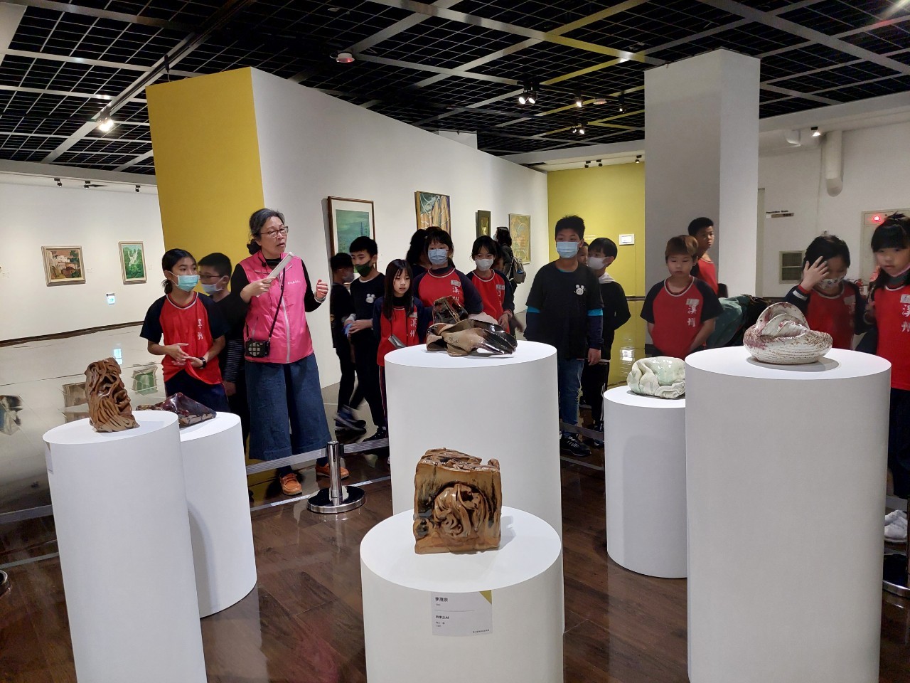 08_參觀新竹241藝術空間，脫下鞋子入展間與作品互動