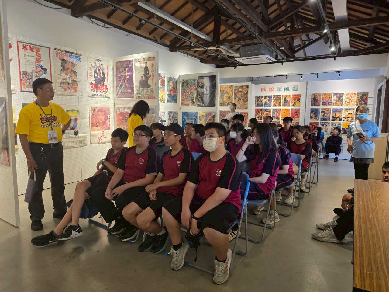 08_參觀新竹241藝術空間，脫下鞋子入展間與作品互動
