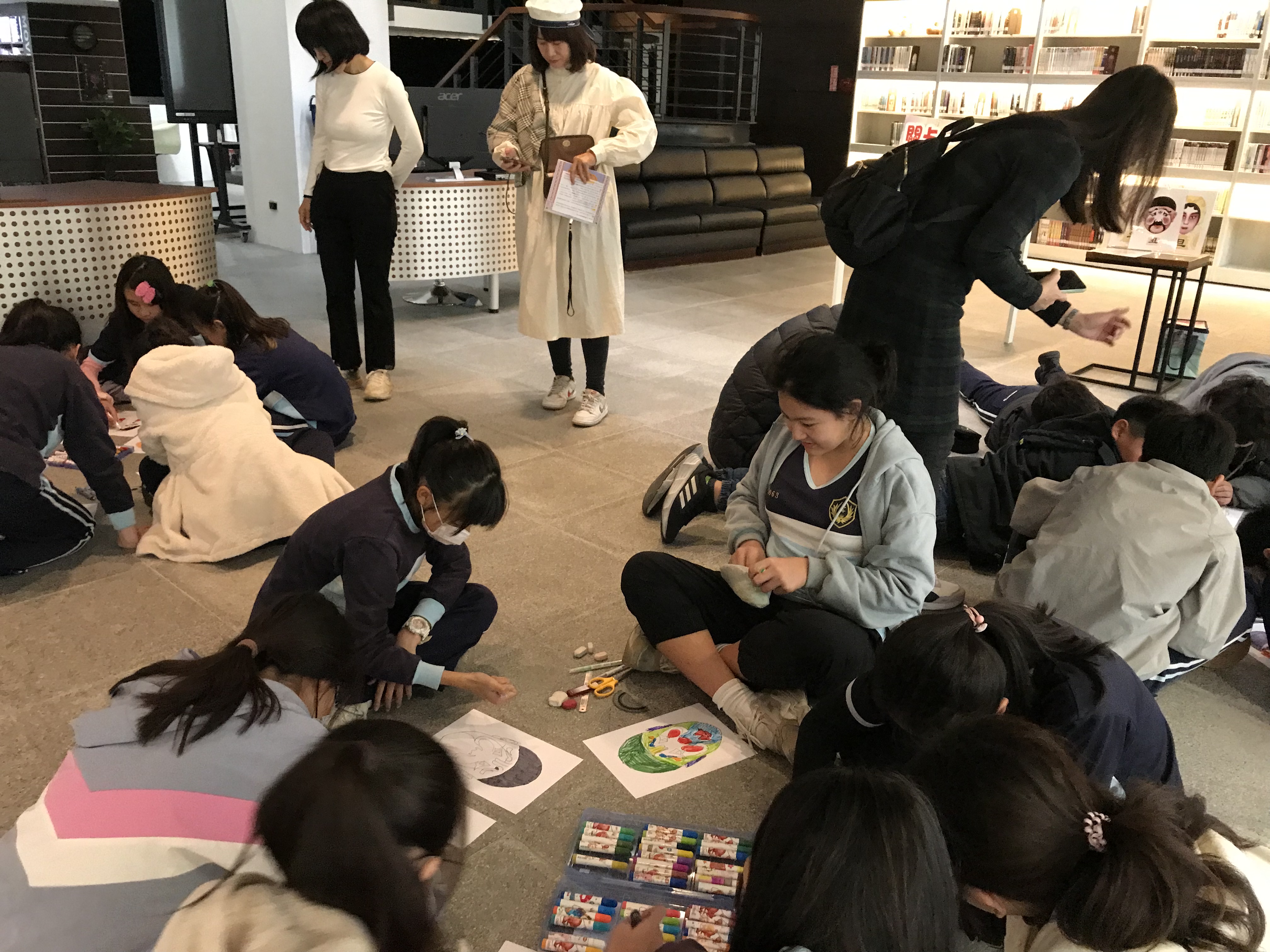 08_參觀新竹241藝術空間，脫下鞋子入展間與作品互動